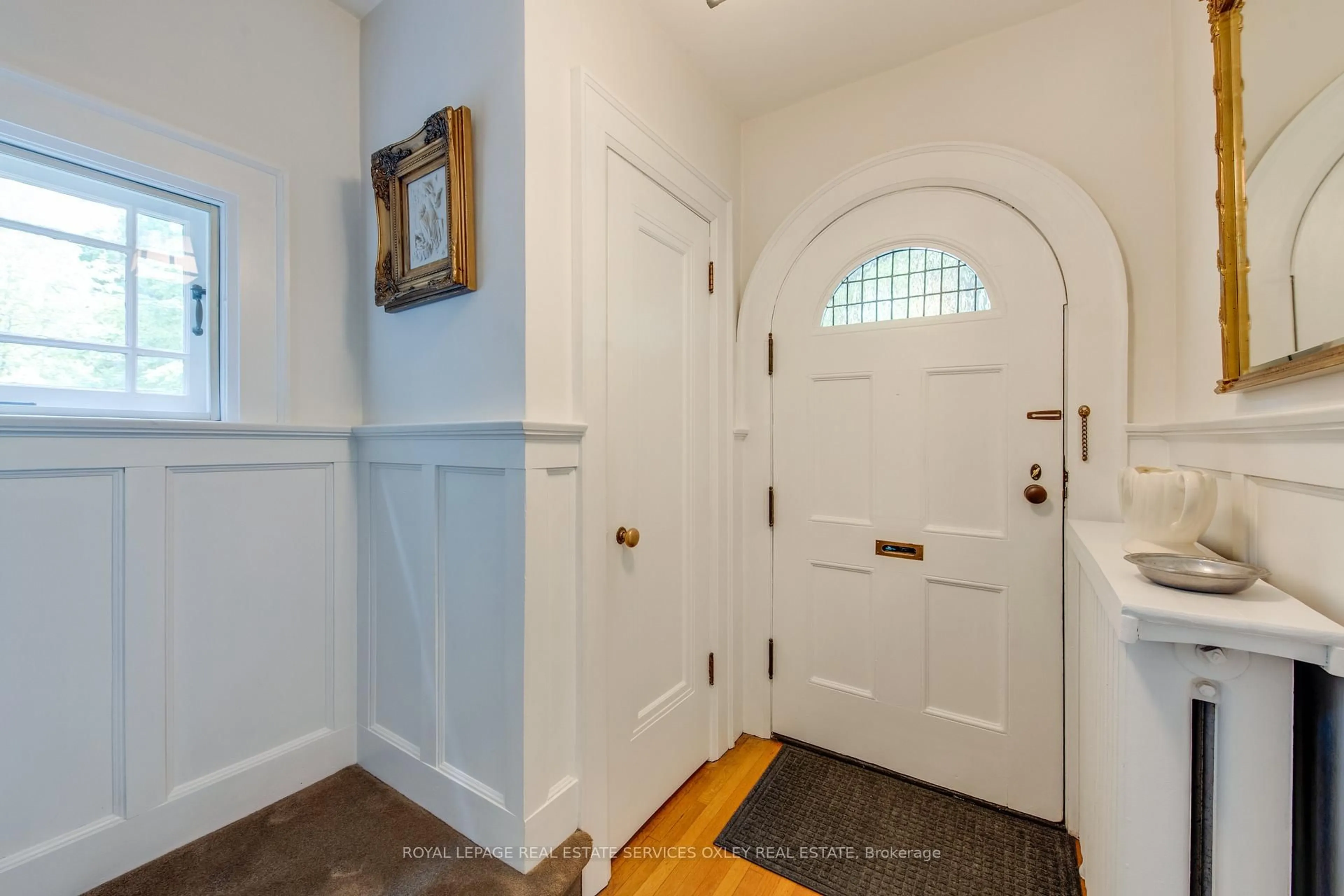 Indoor entryway for 161 Welland Ave, Toronto Ontario M4T 2J6