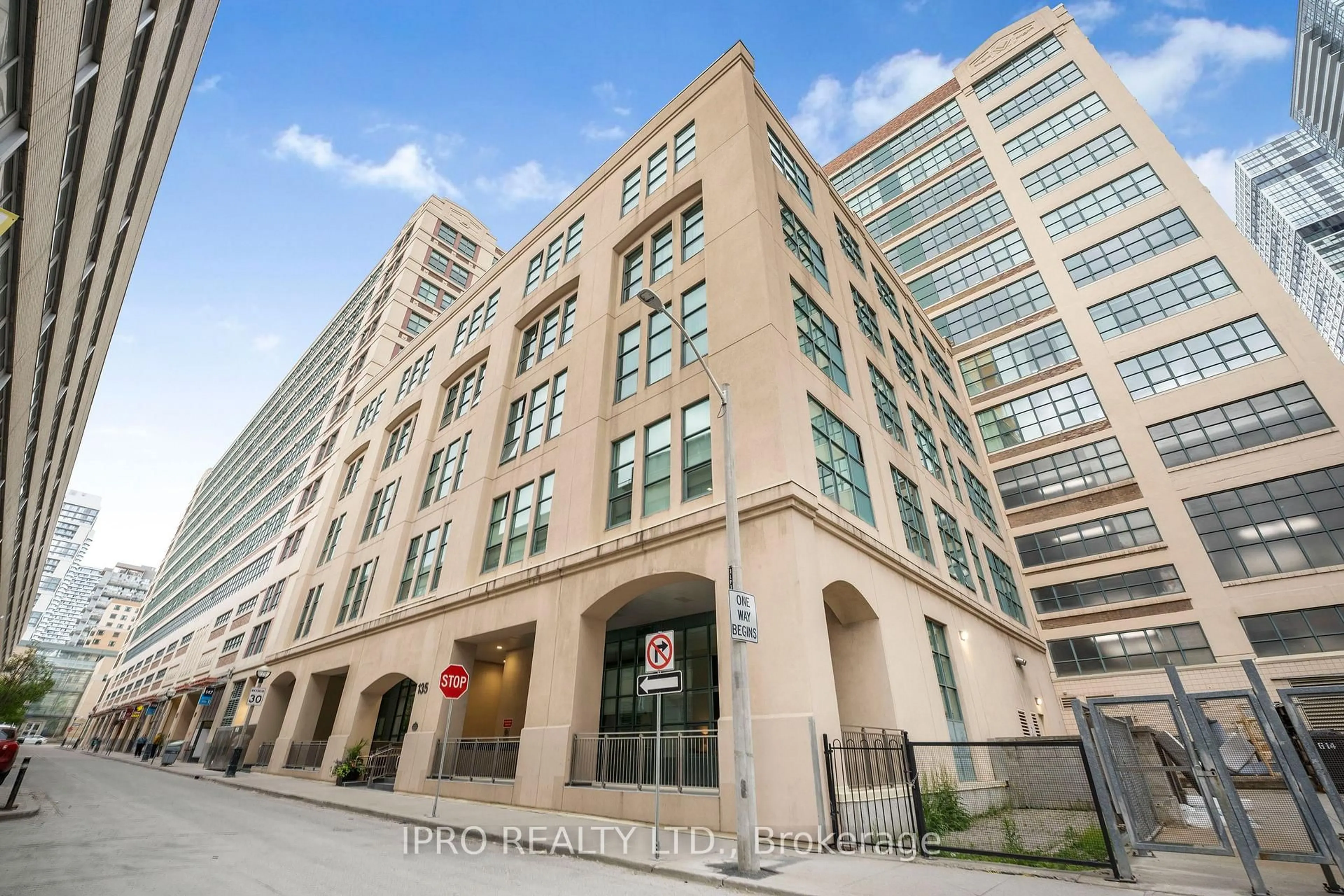 Indoor foyer for 135 Dalhousie St, Toronto Ontario M5B 2S1