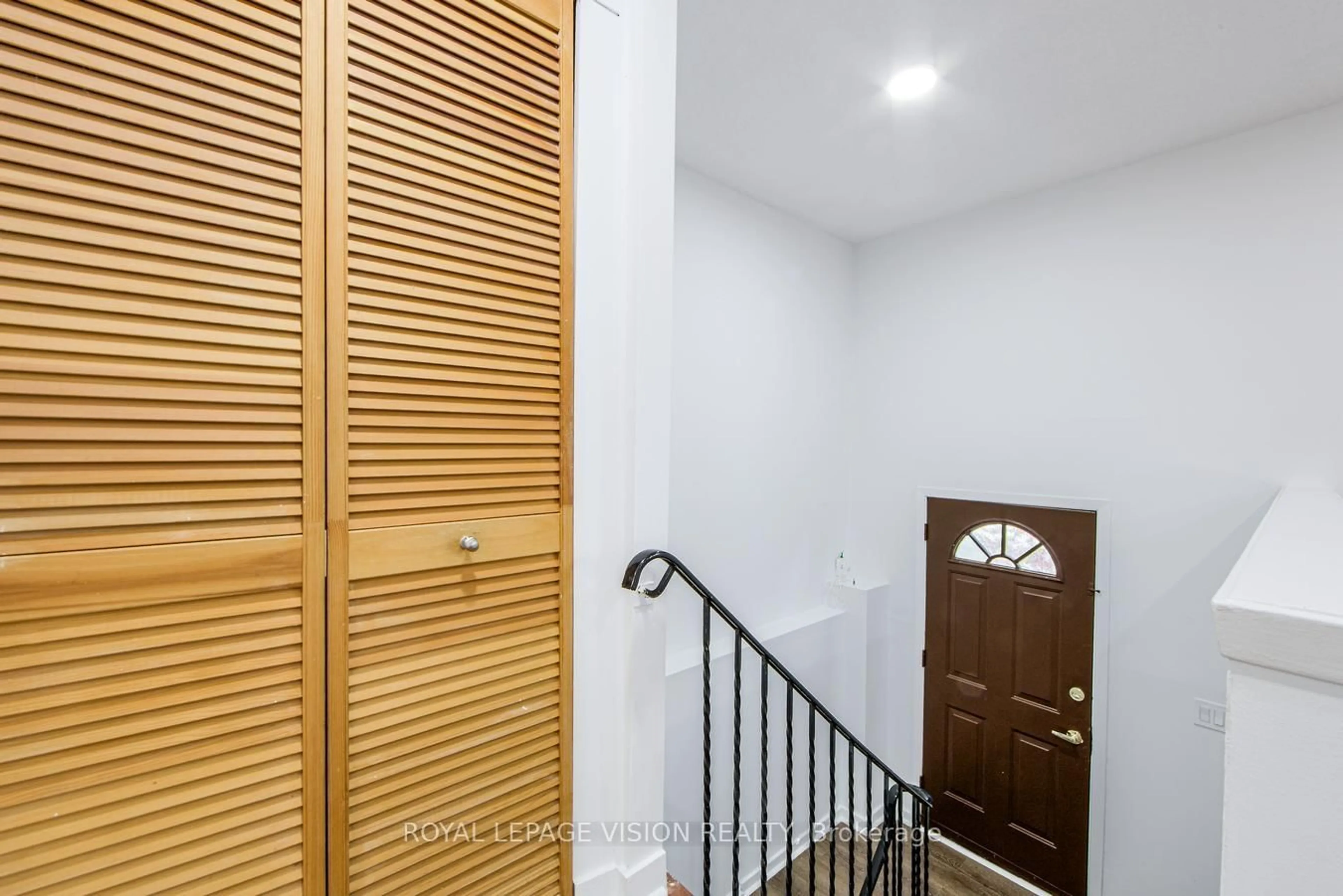 Indoor foyer for 127 Freshmeadow Dr, Toronto Ontario M2H 2P9