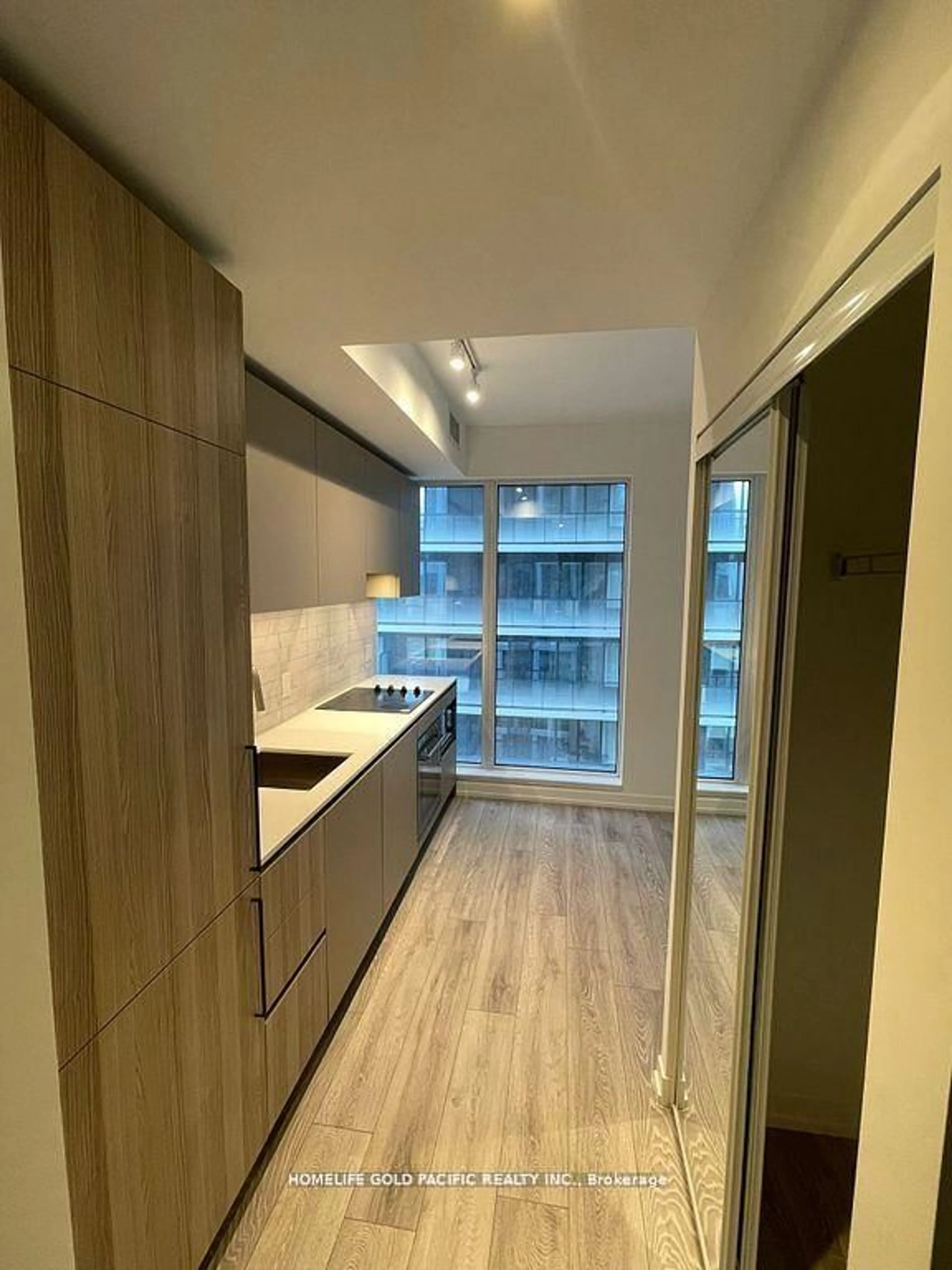 Standard kitchen, wood/laminate floor for 55 Mercer St #3306, Toronto Ontario M5V 0W4