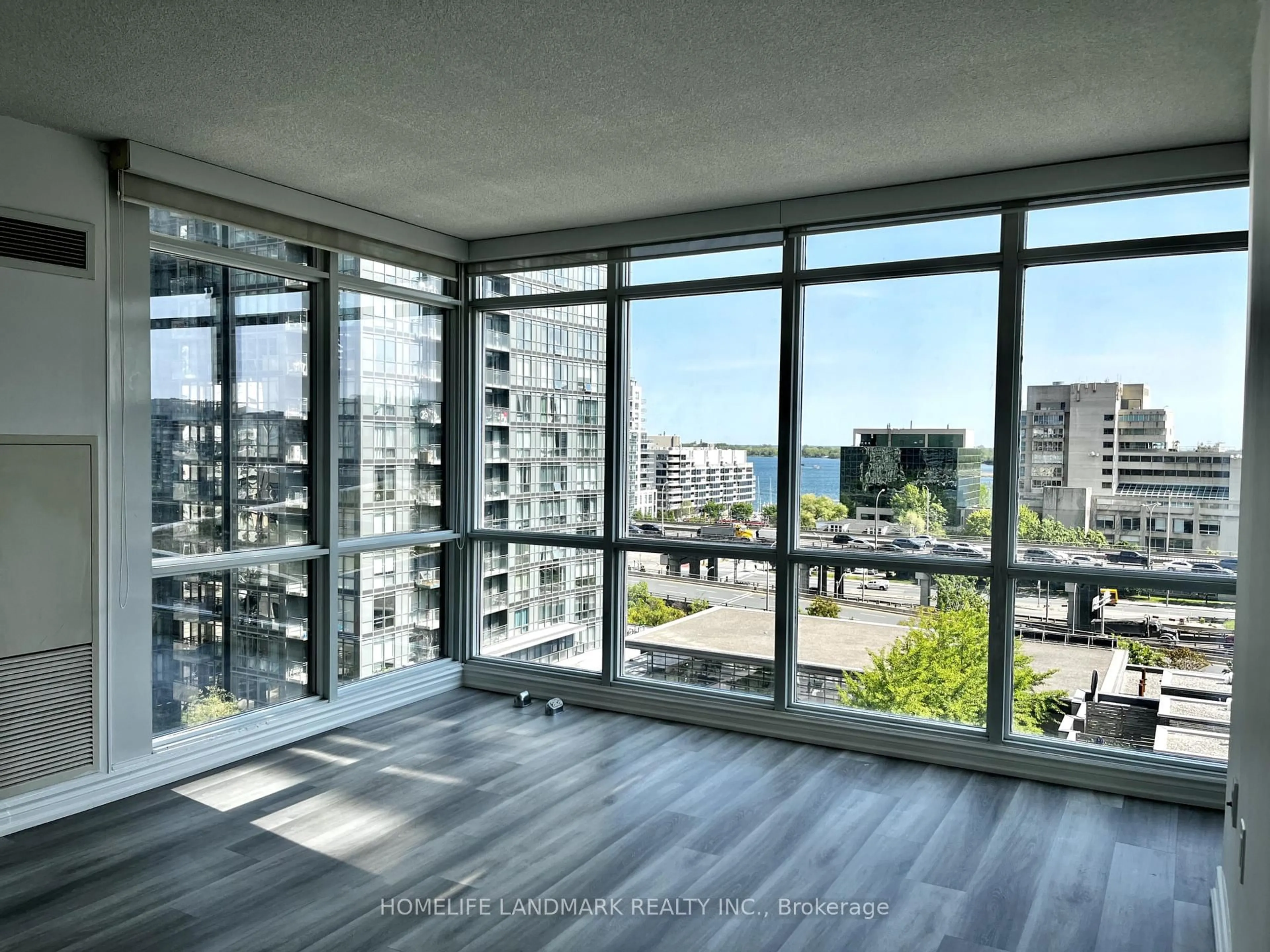 A pic of a room for 15 fort york Blvd #912, Toronto Ontario M5V 3Y4