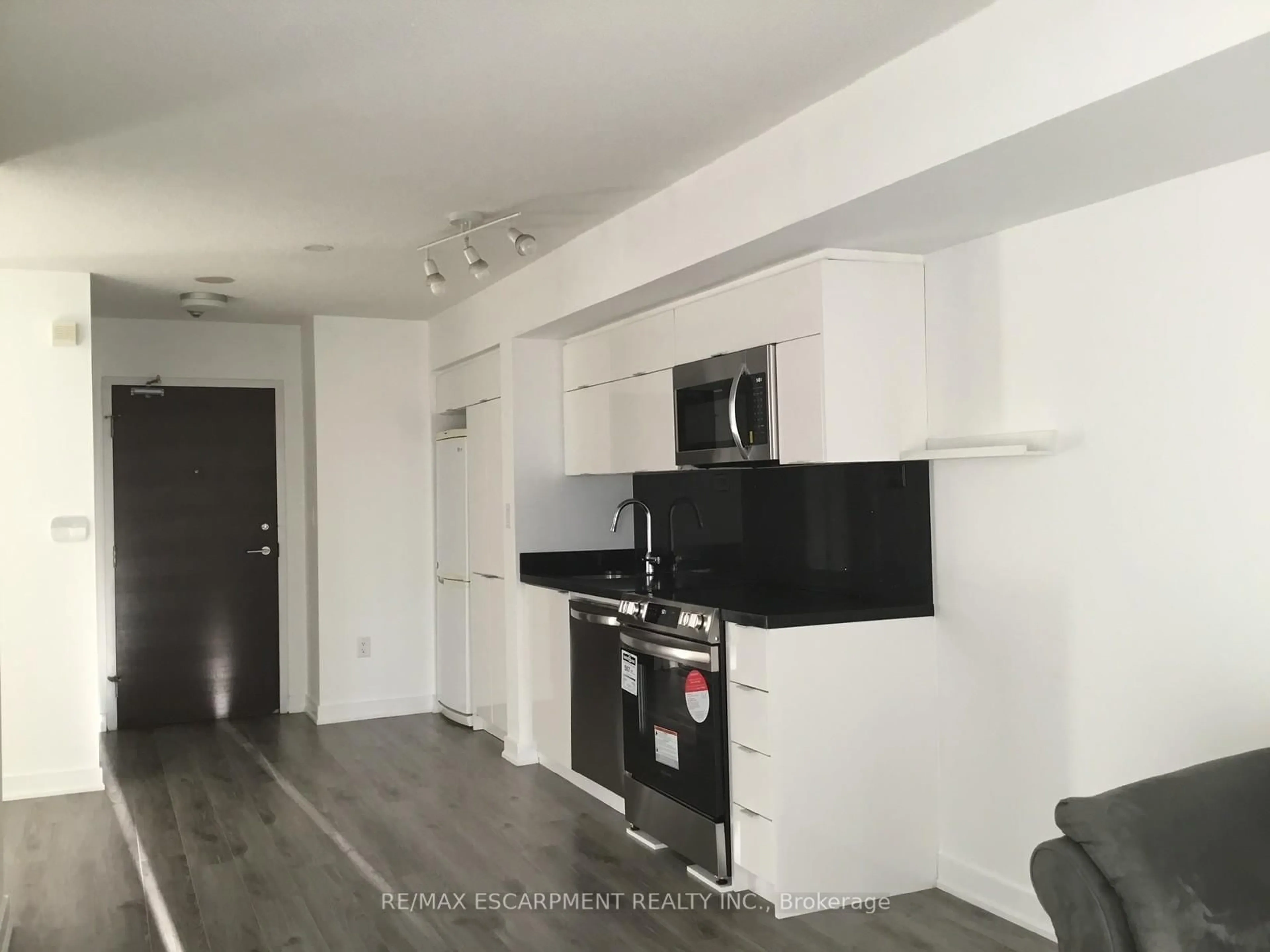 Standard kitchen, wood/laminate floor for 21 Iceboat Terr #1510, Toronto Ontario M5V 4A9