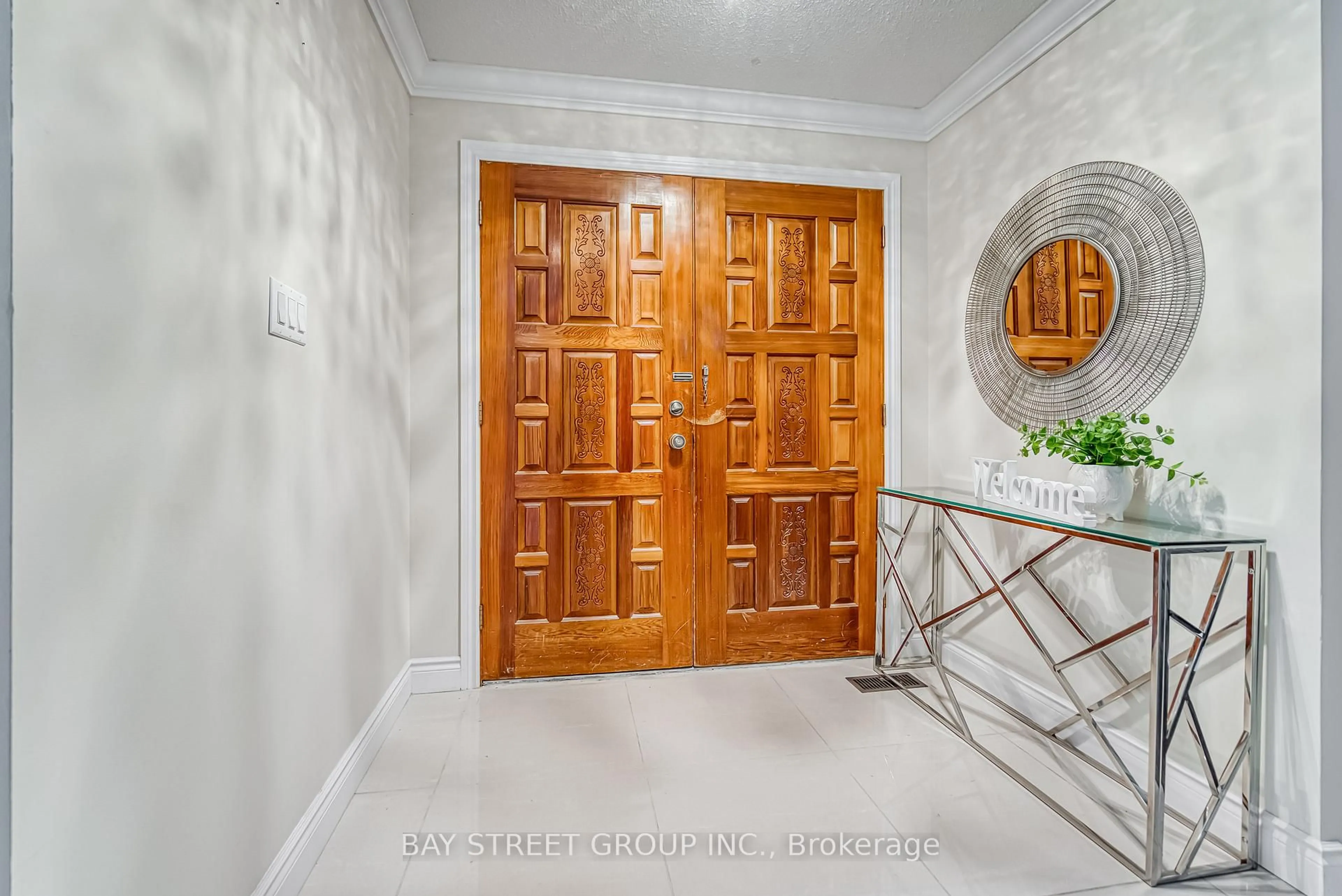 Indoor foyer for 627 Conacher Dr, Toronto Ontario M2M 3N2