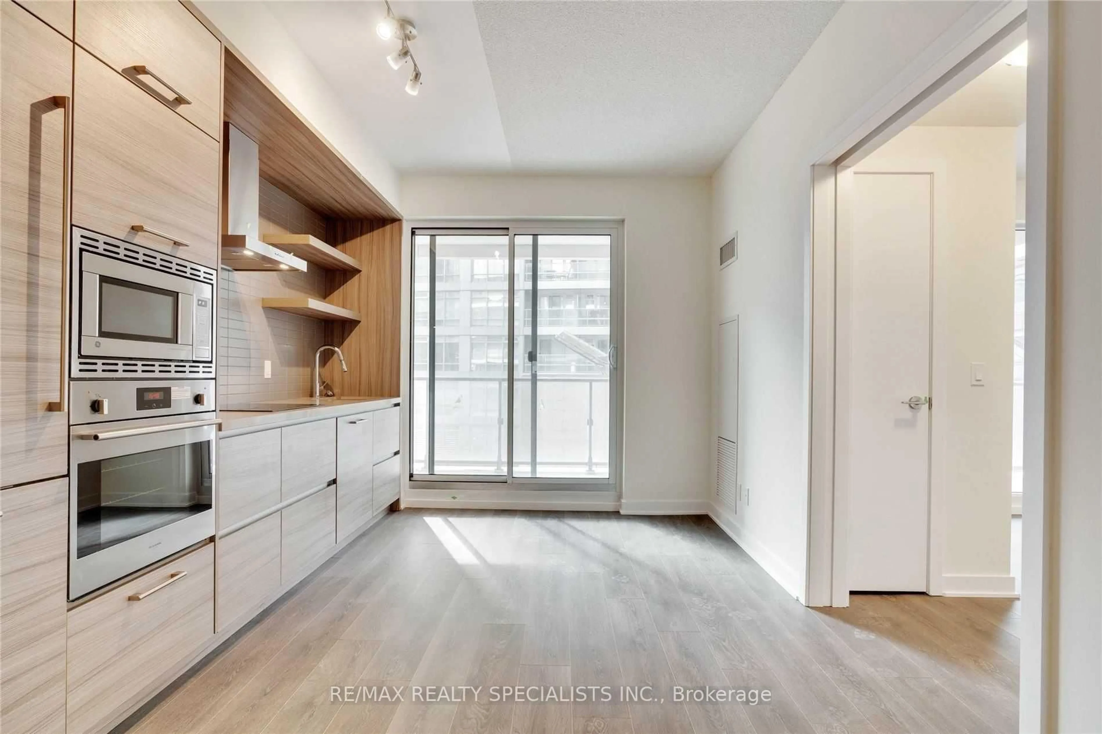 Unknown for 2221 Yonge St #306, Toronto Ontario M4S 2B4