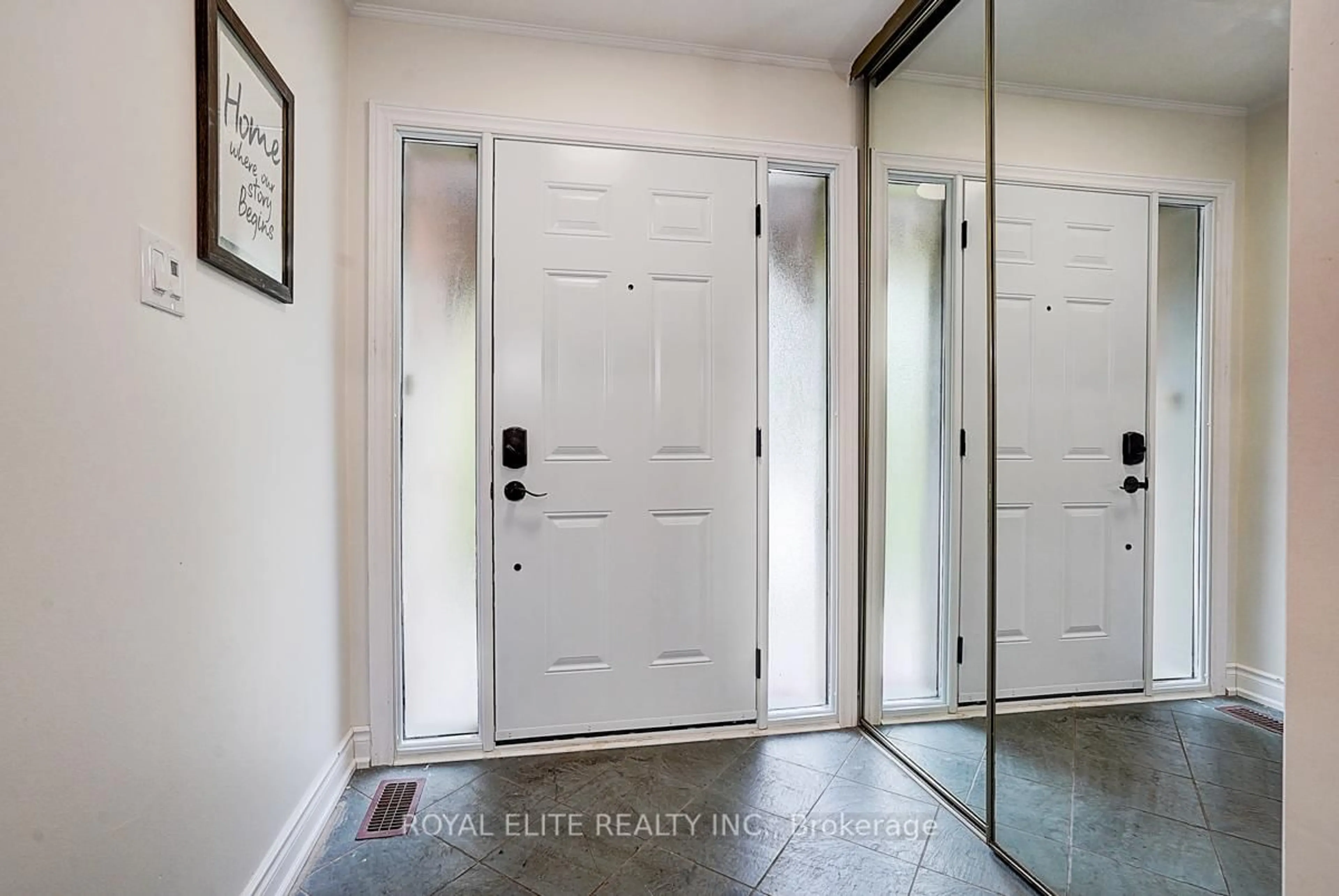 Indoor entryway for 11 Abbeywood Tr, Toronto Ontario M3B 3B4