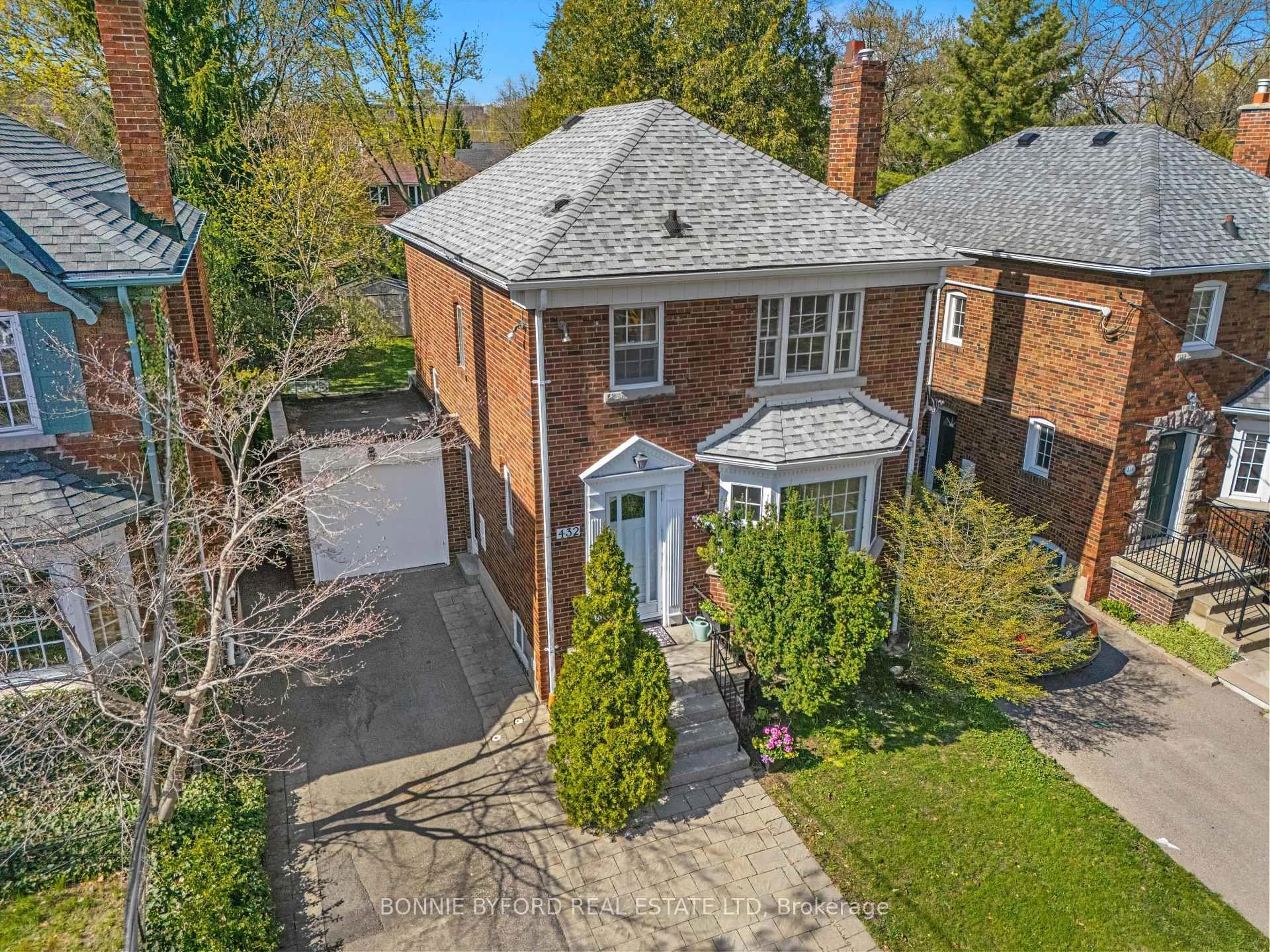 A pic from outside/outdoor area/front of a property/back of a property/a pic from drone, street for 432 Broadway Ave, Toronto Ontario M4G 2R1