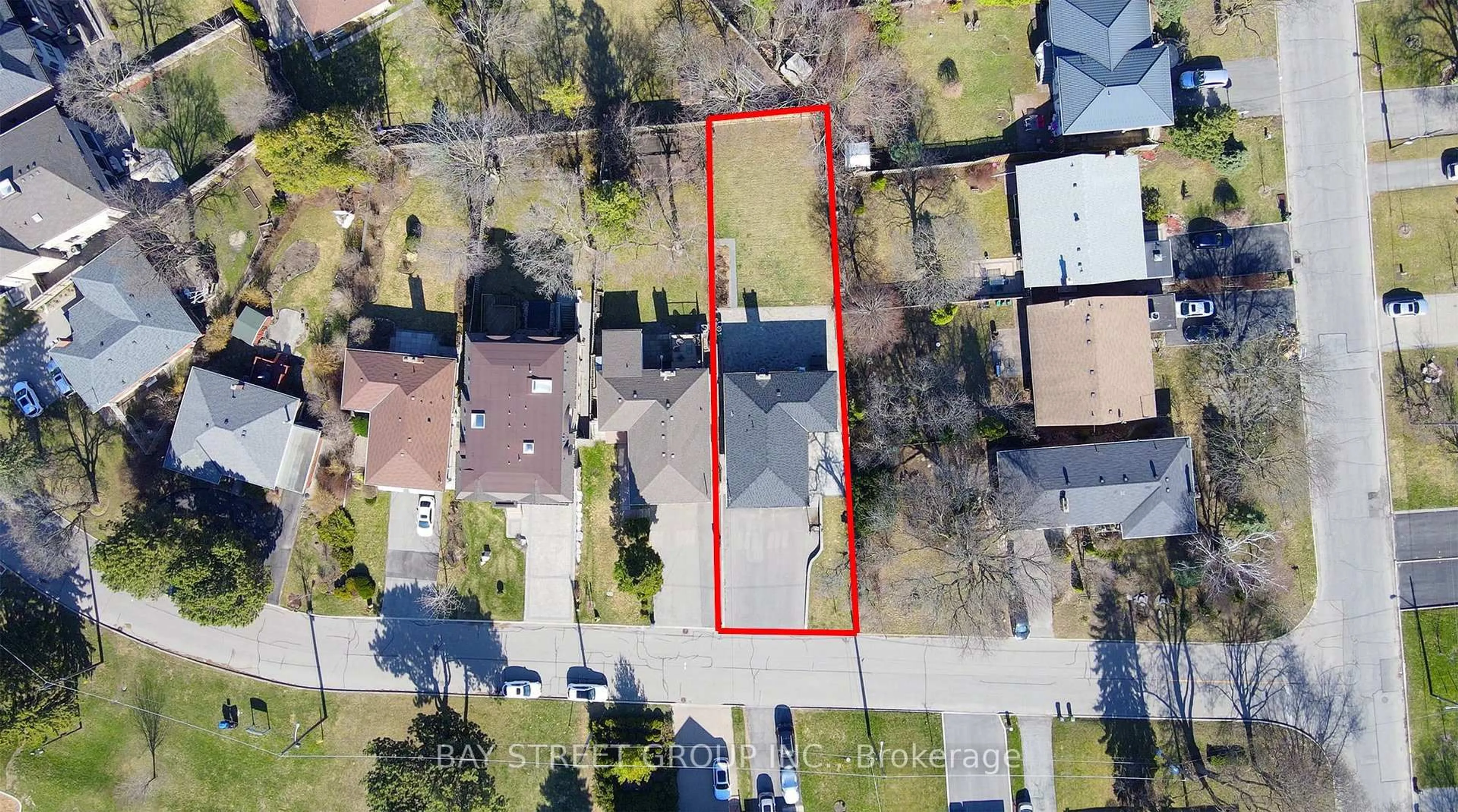 A pic from outside/outdoor area/front of a property/back of a property/a pic from drone, street for 7 Caswell Dr, Toronto Ontario M2M 3M1