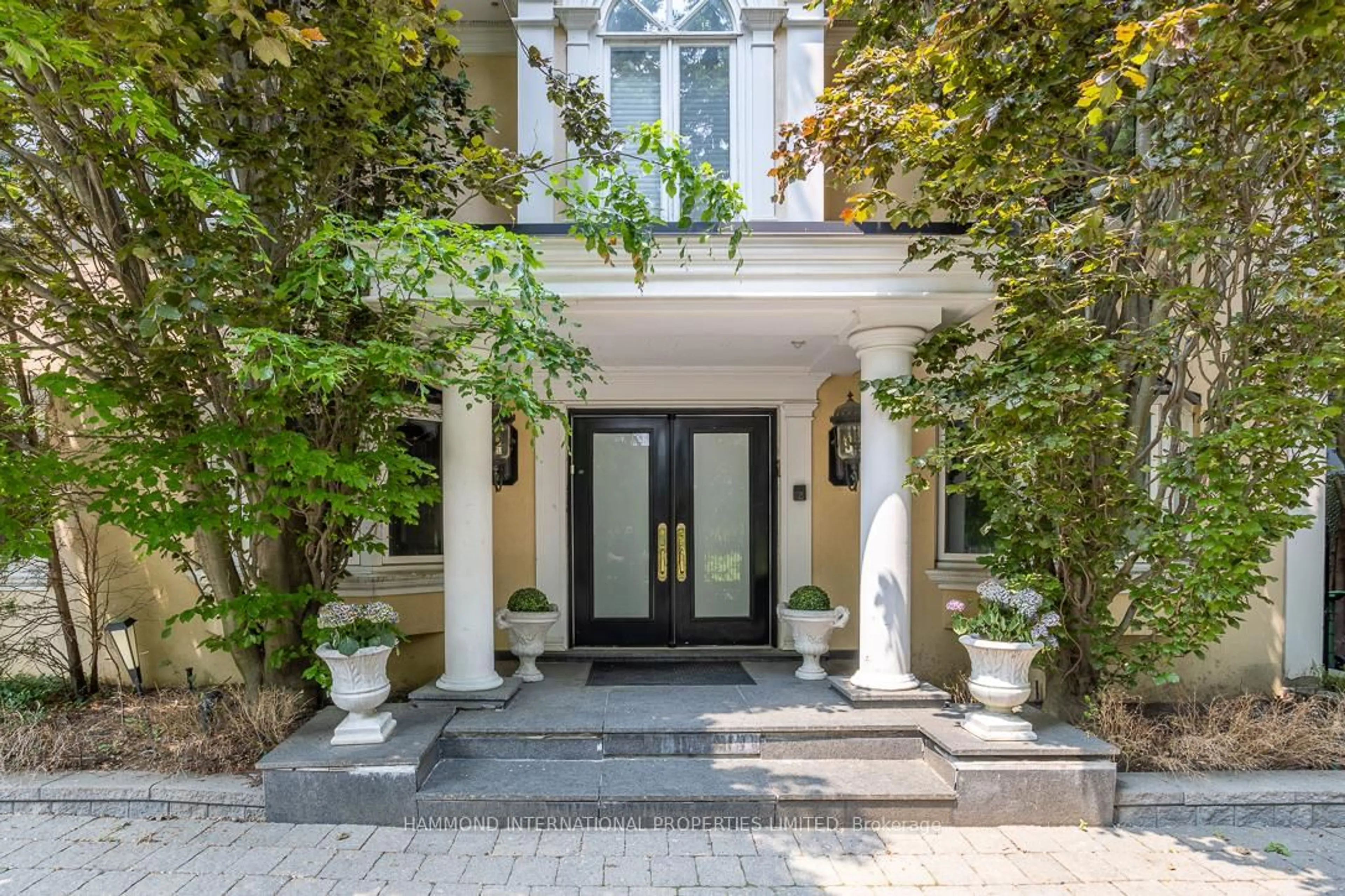Indoor entryway for 88 Old Colony Rd, Toronto Ontario M2L 2K2