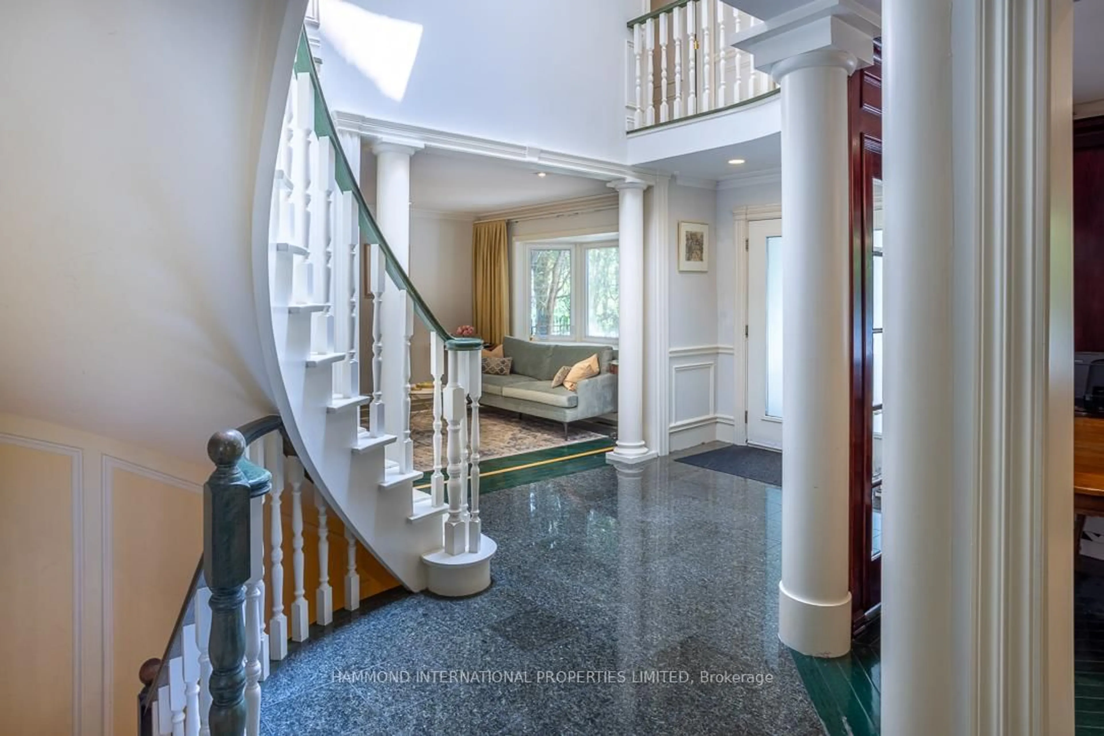 Indoor foyer for 88 Old Colony Rd, Toronto Ontario M2L 2K2
