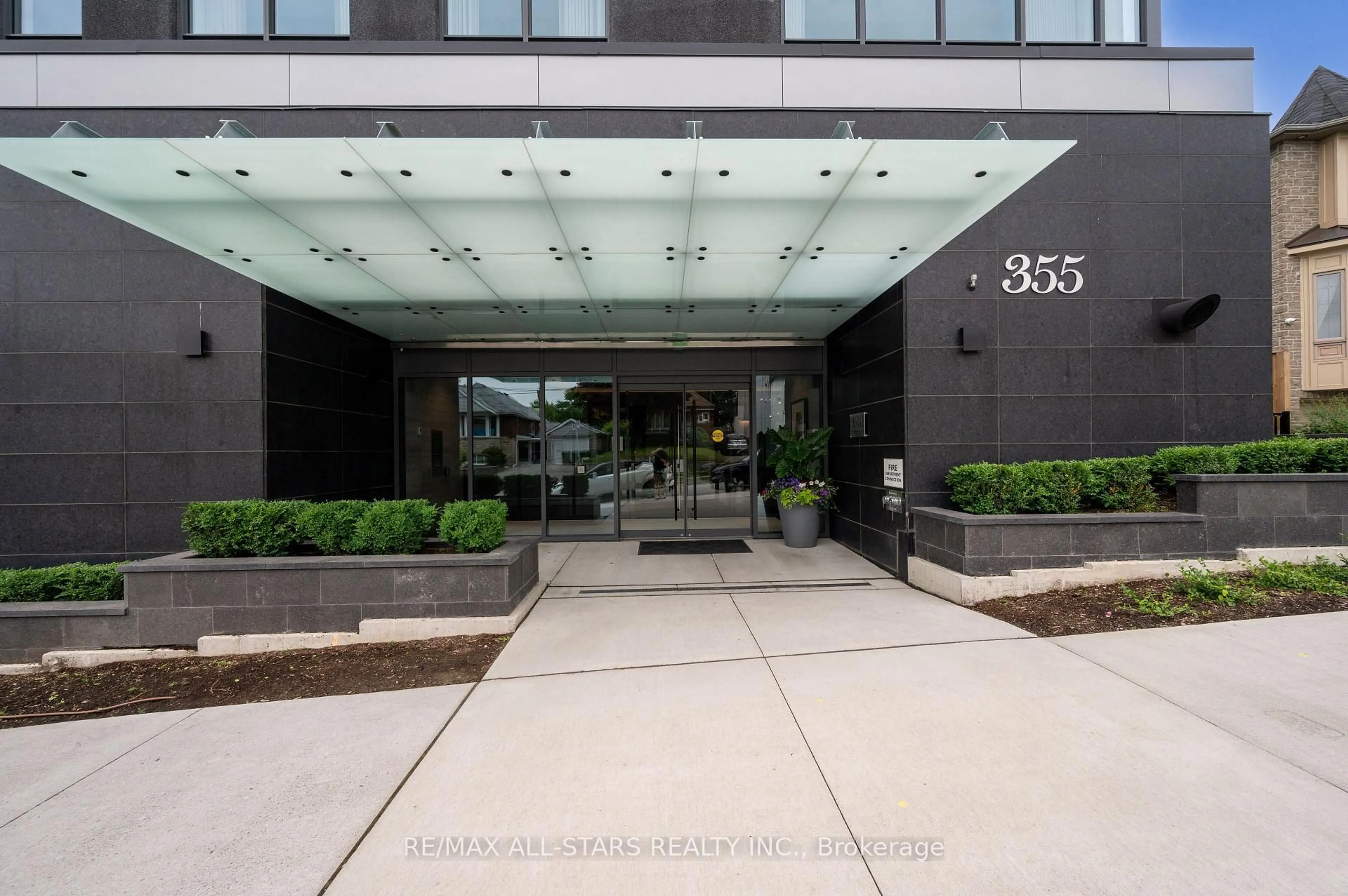 Indoor foyer for 355 Bedford Park Ave #201, Toronto Ontario M5M 0A5