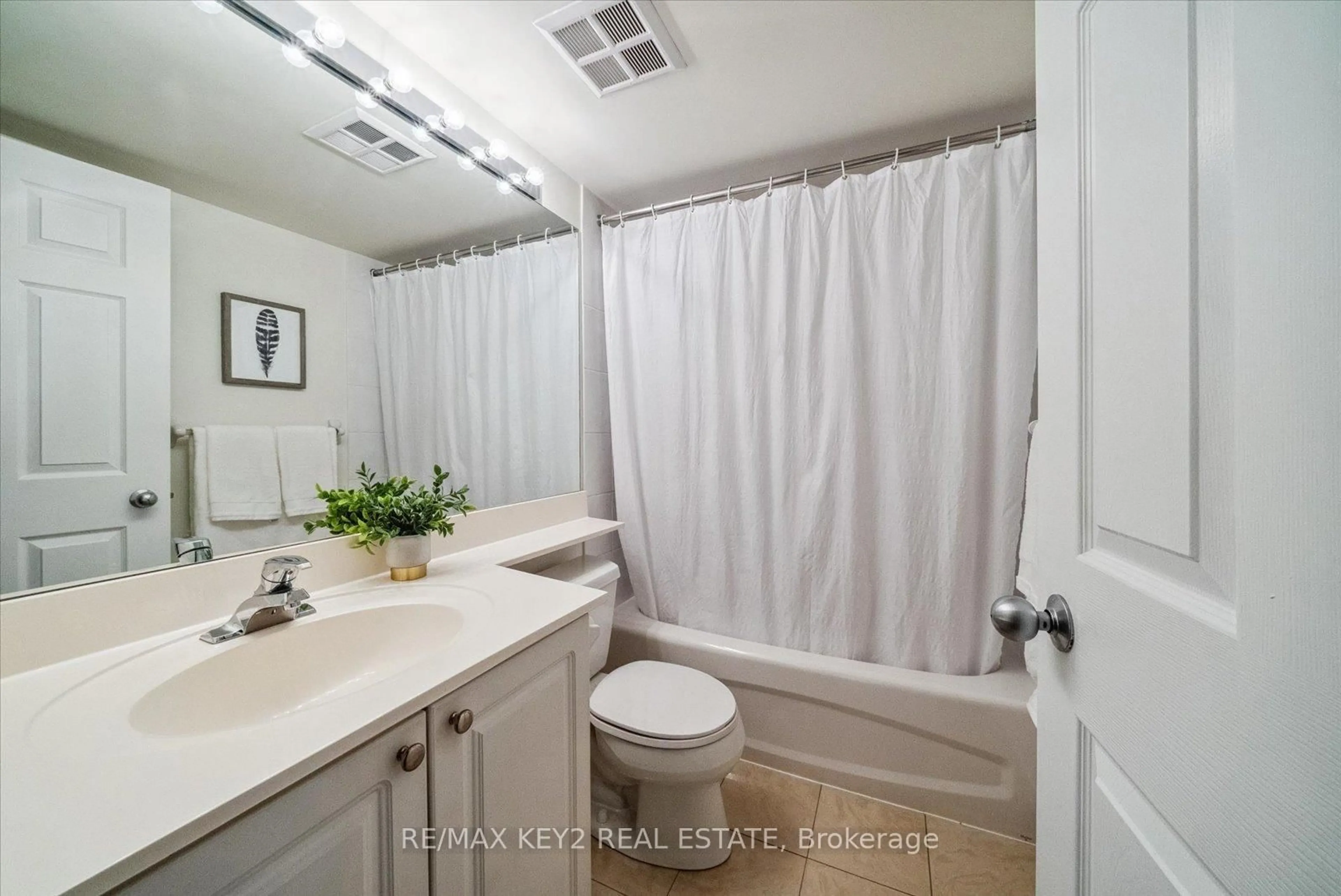 Standard bathroom, ceramic/tile floor for 30 Harrison Garden Blvd #206, Toronto Ontario M2N 7A9