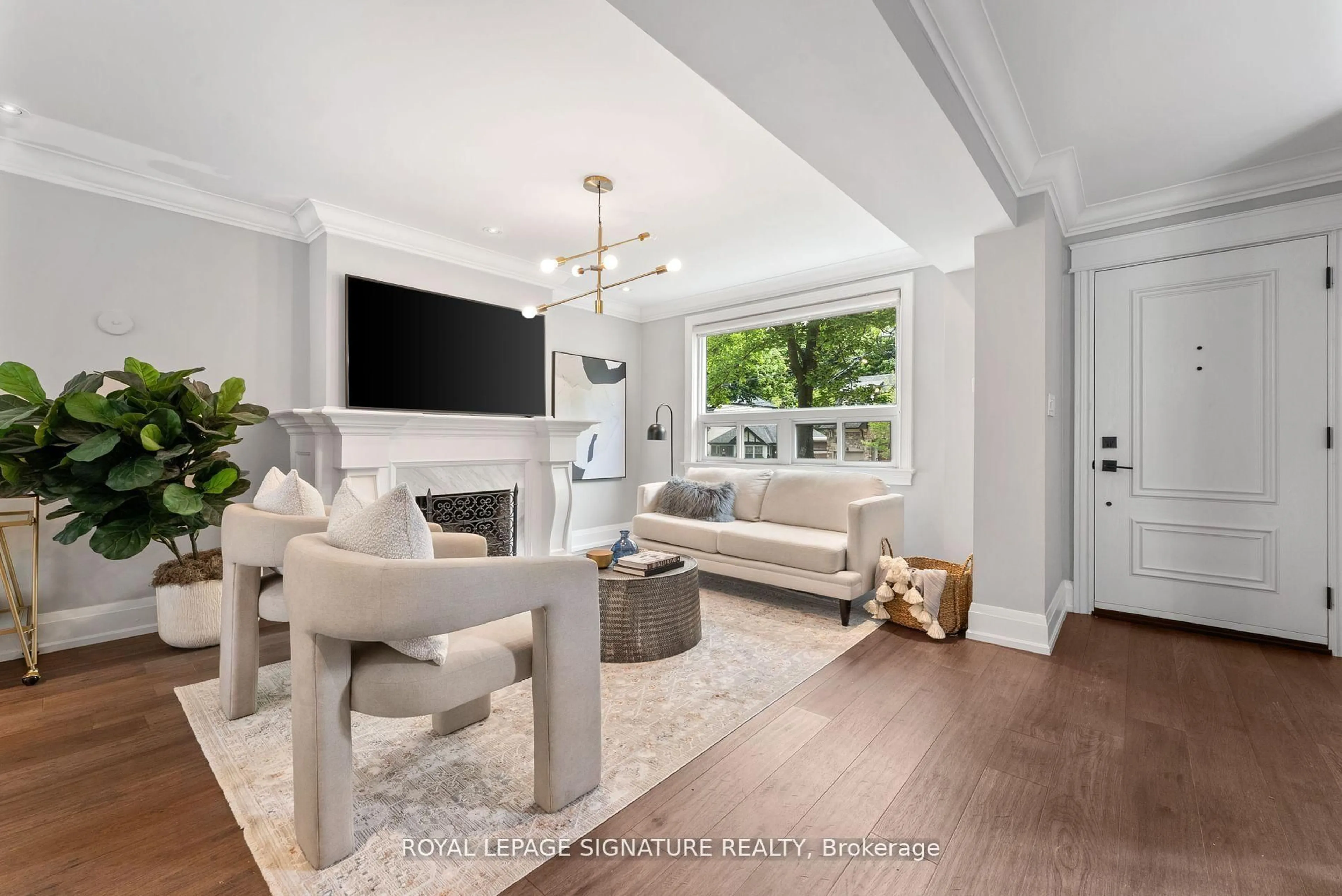 Living room with furniture, unknown for 40 Southvale Dr, Toronto Ontario M4G 1G3
