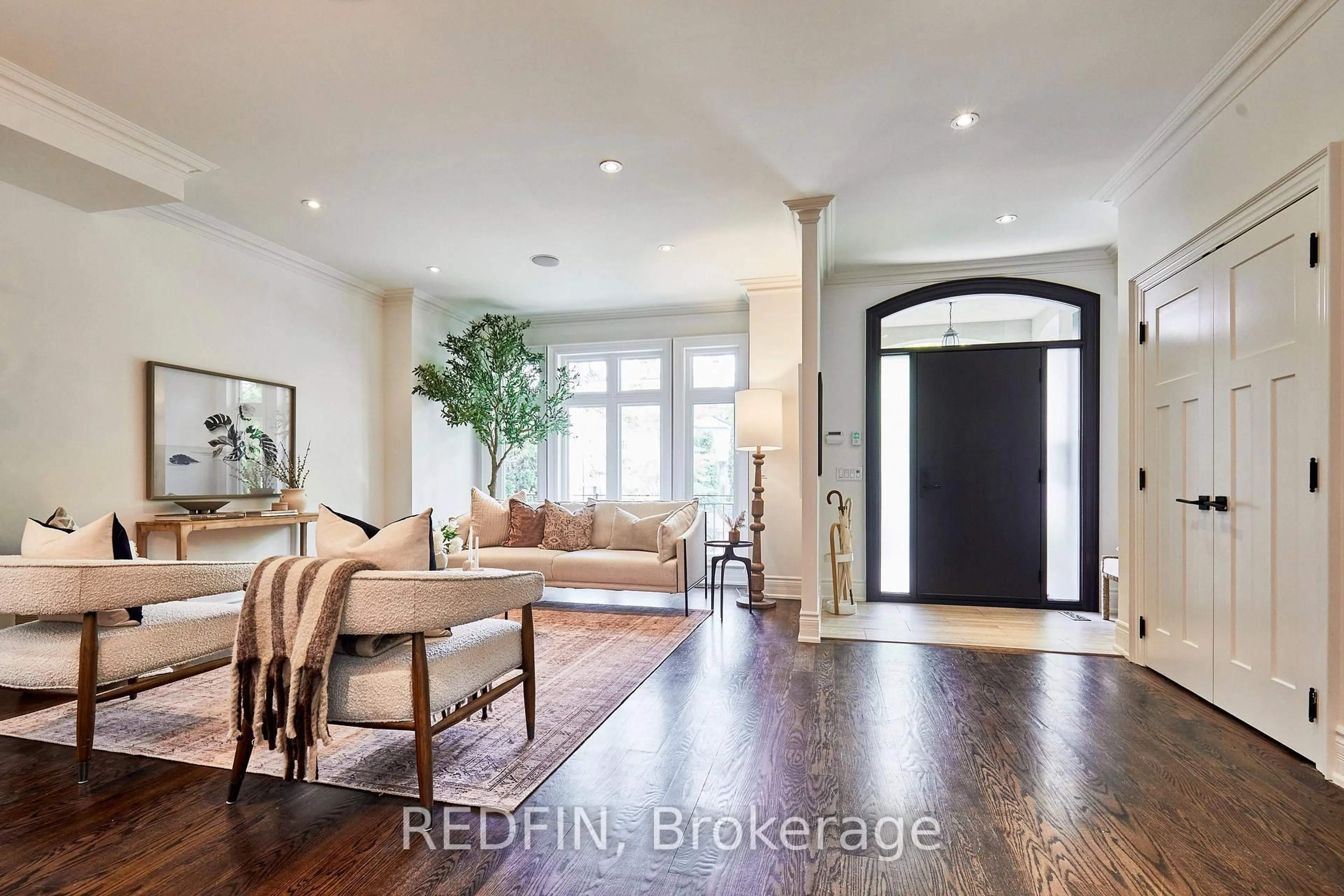 Indoor entryway for 516 Melrose Ave, Toronto Ontario M5M 2A2