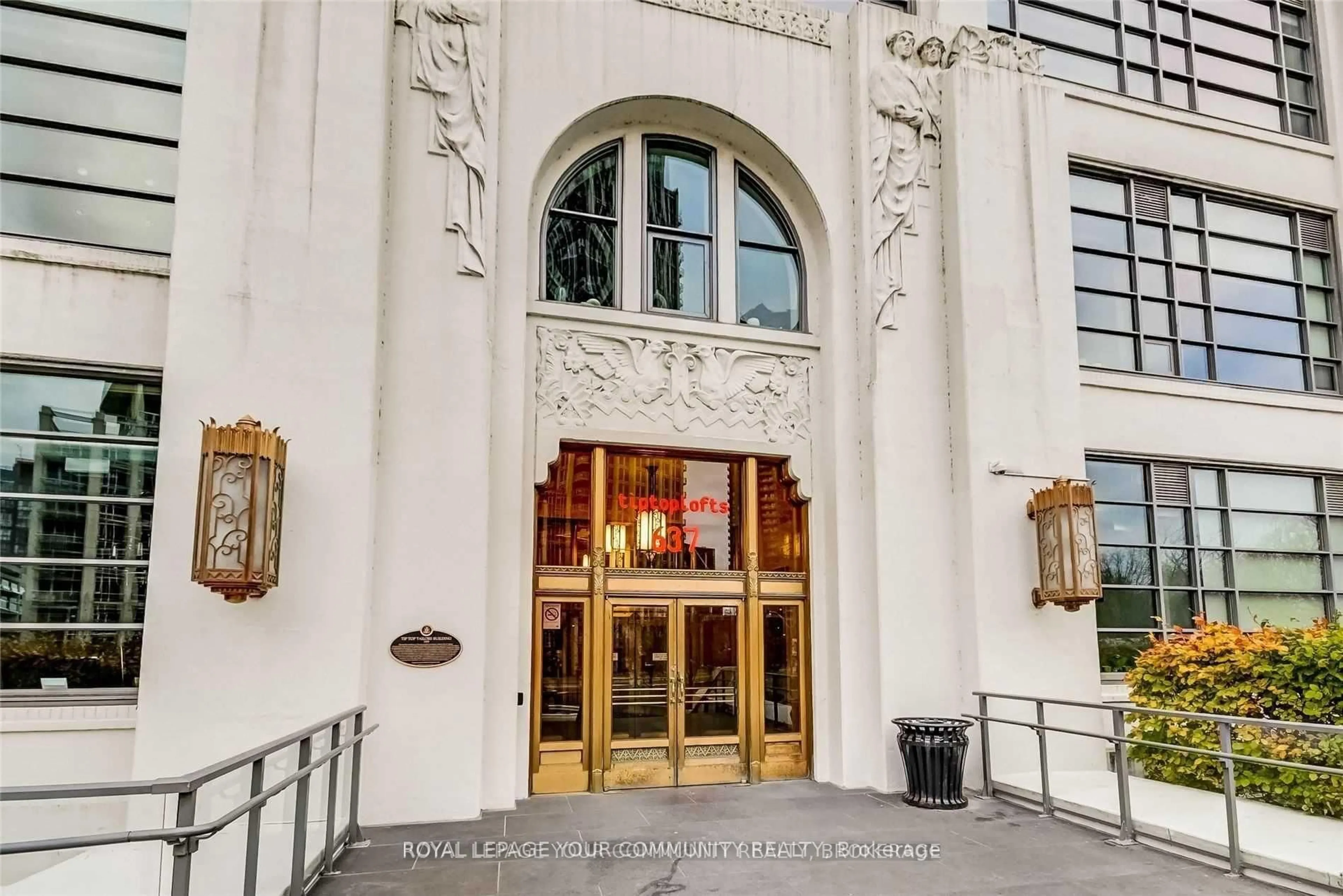 Indoor foyer for 637 Lake Shore Blvd #208, Toronto Ontario M5V 3J6