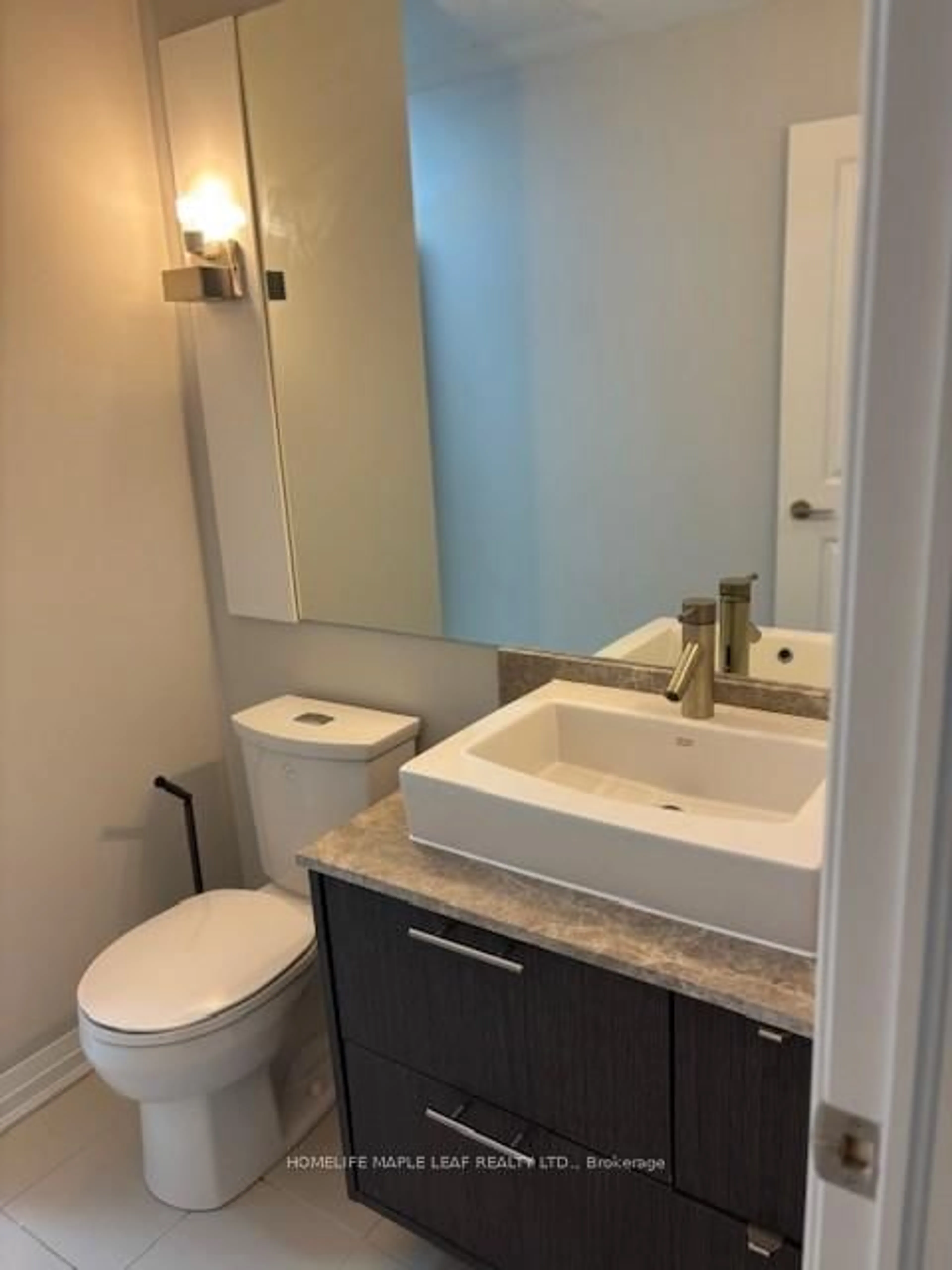 Standard bathroom, ceramic/tile floor for 8 Mercer St #519, Toronto Ontario M5V 0C4