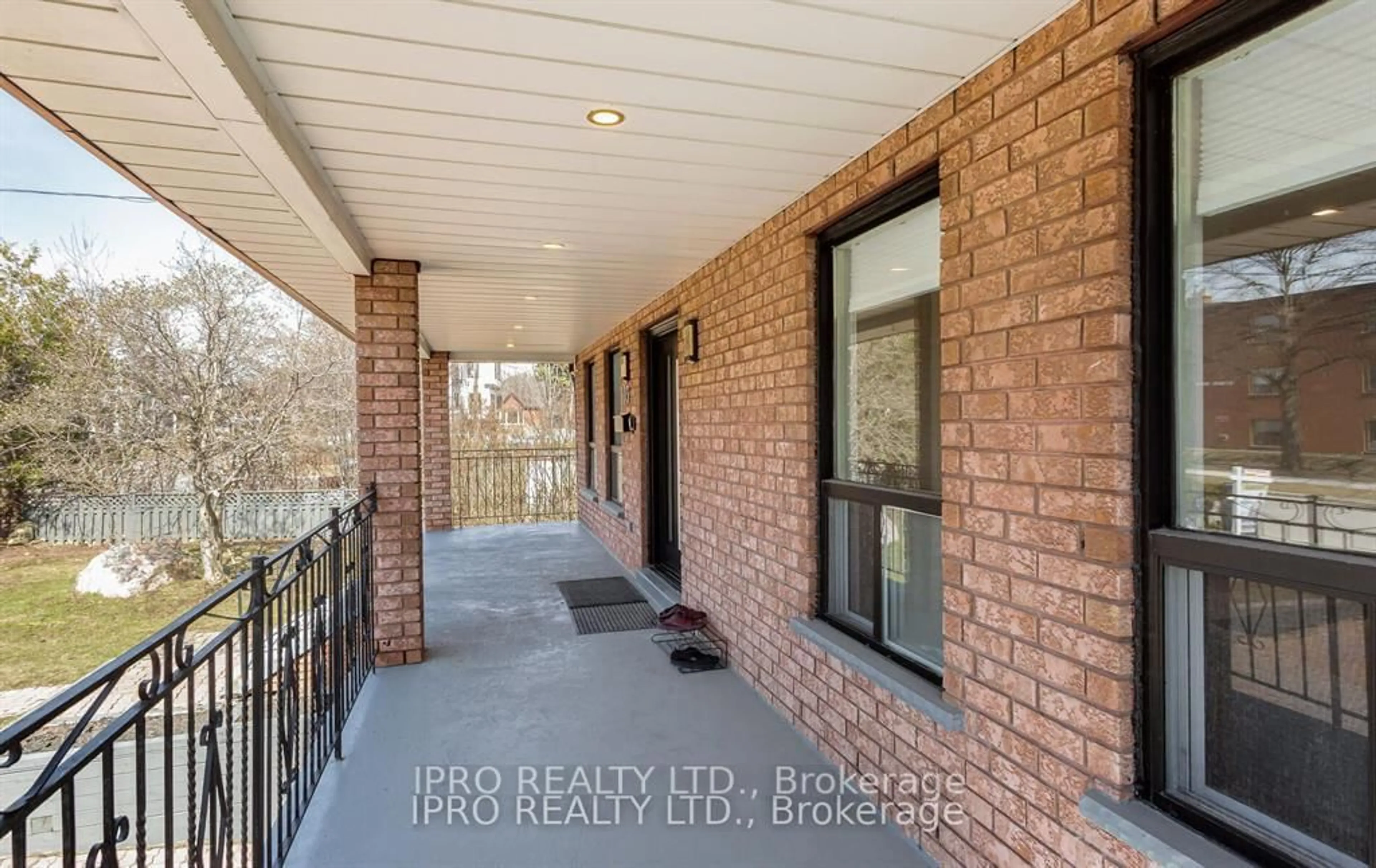 Indoor entryway for 103 Allingham Gdns, Toronto Ontario M3H 1X9