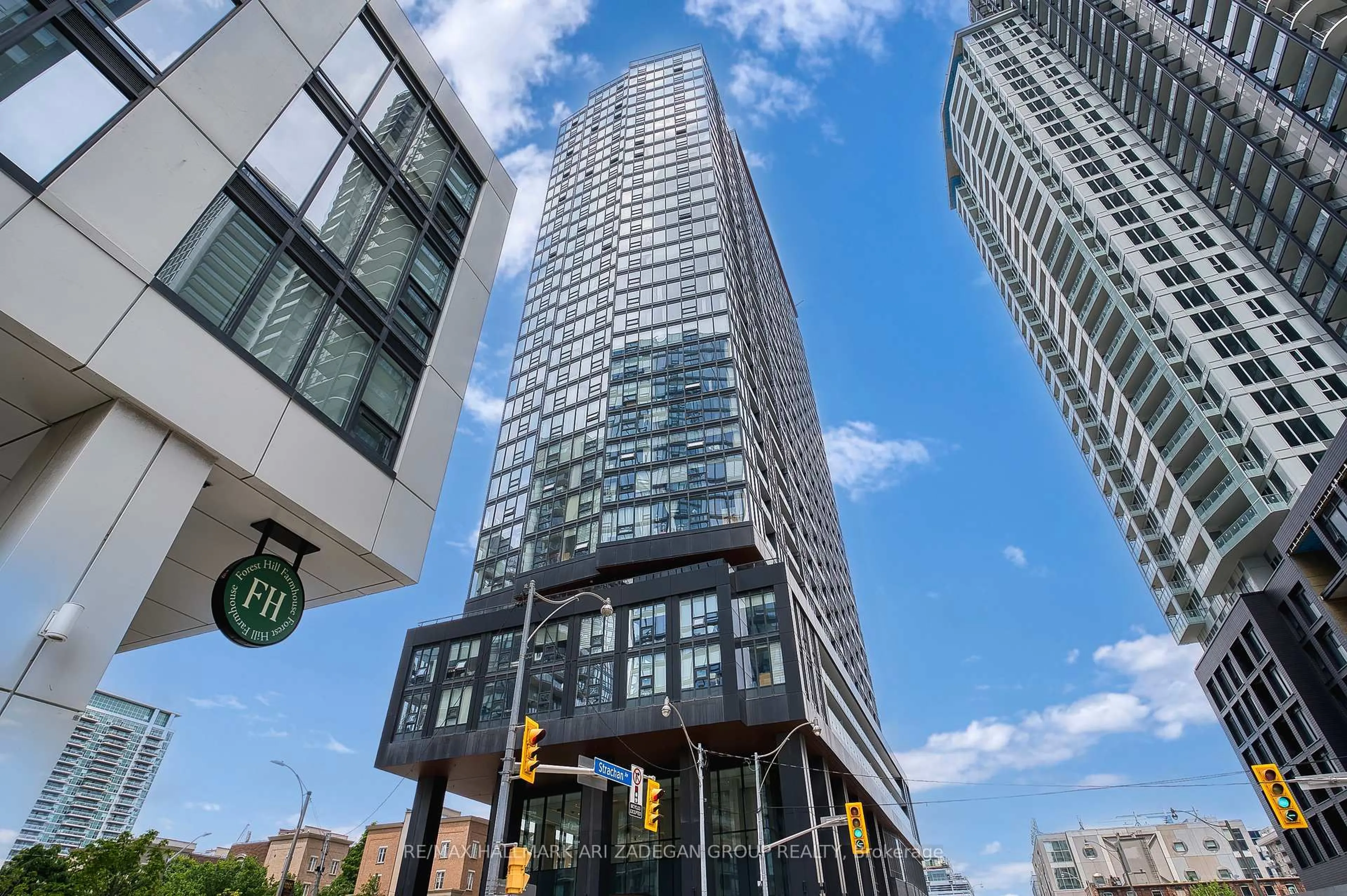 Indoor foyer for 19 Western Battery Rd #1012, Toronto Ontario M6K 0E3