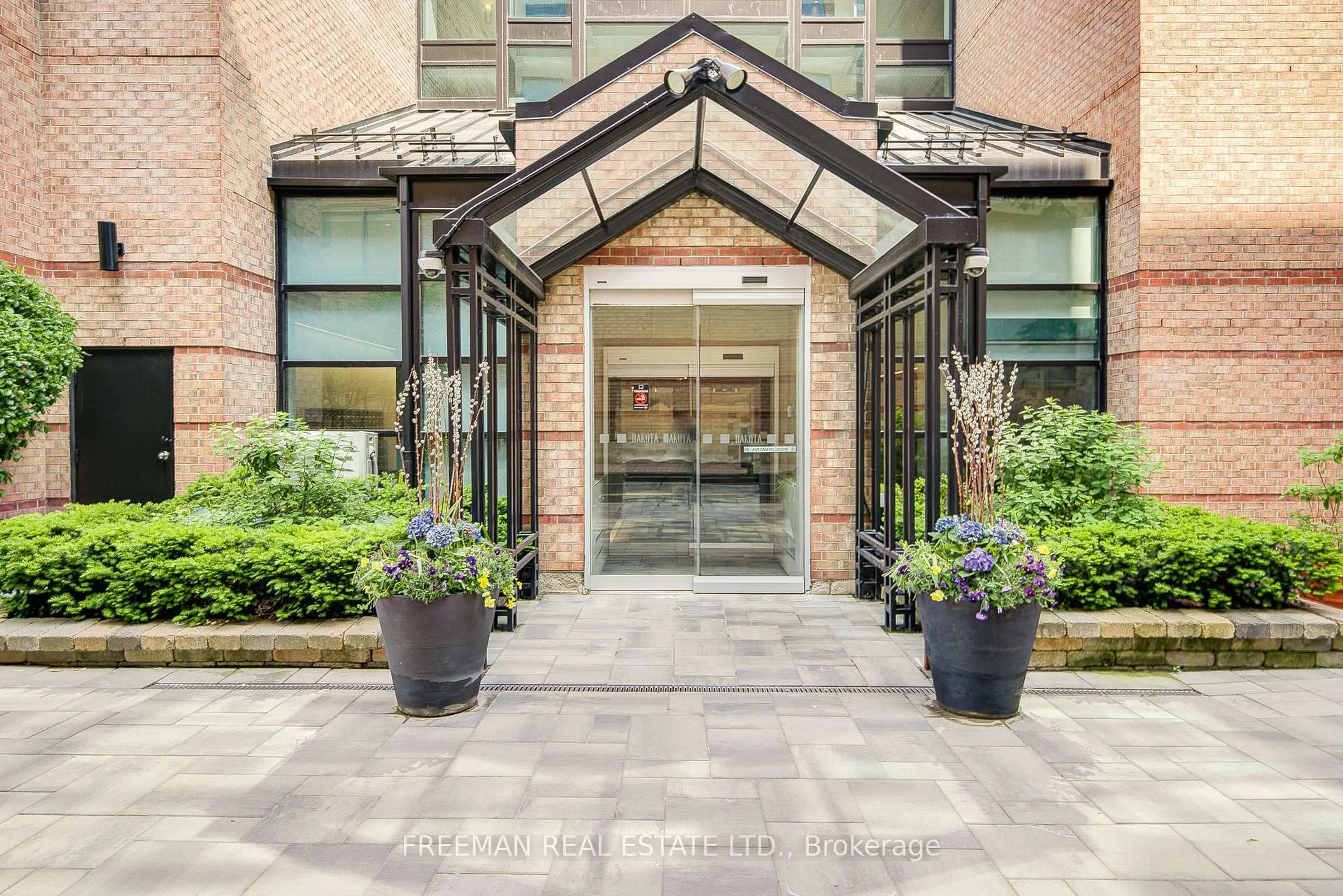 Indoor foyer for 225 Davenport Rd #512, Toronto Ontario M5R 1J3