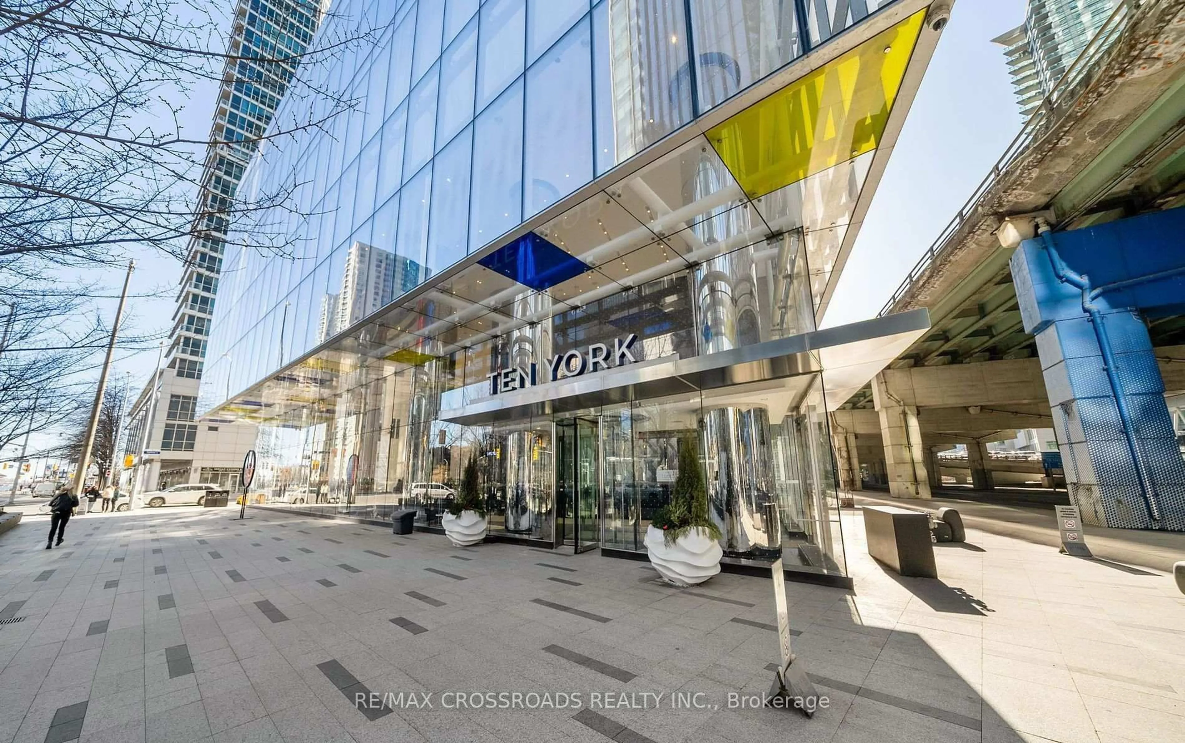 Indoor foyer for 10 York St #1403, Toronto Ontario M5J 2Z2
