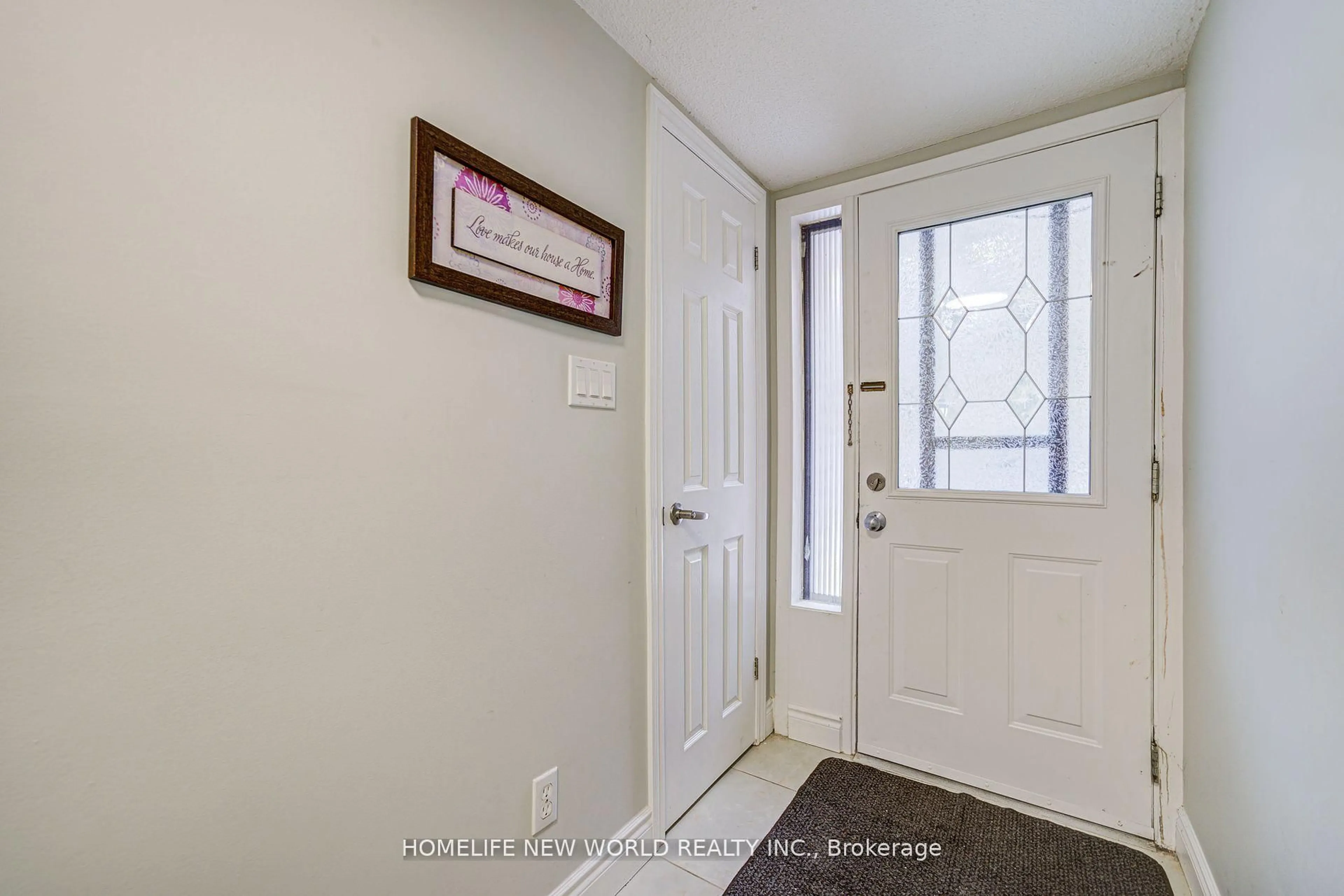 Indoor entryway for 7 Jenny Wren Way, Toronto Ontario M2H 2Y8