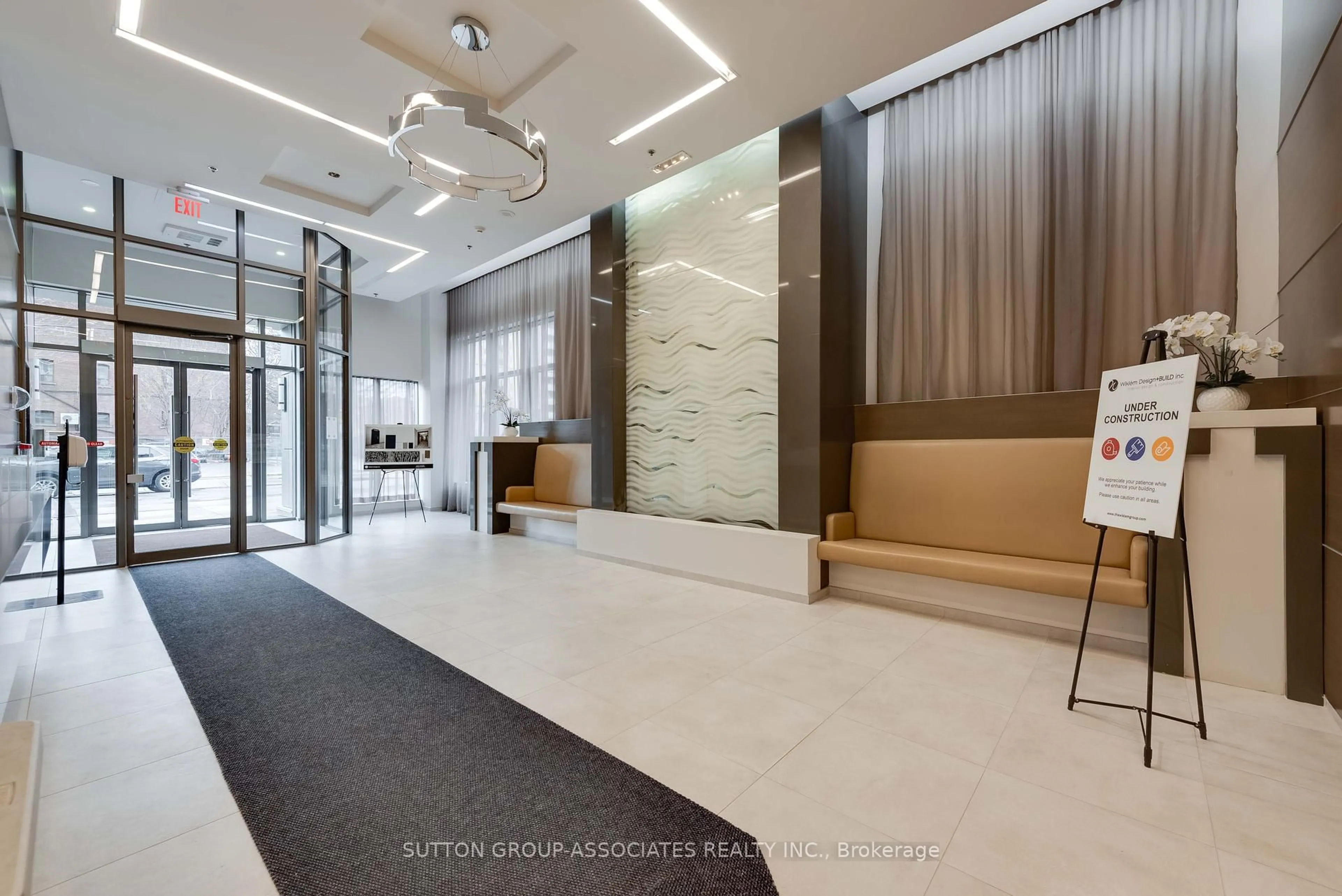 Indoor foyer for 530 St Clair Ave #401, Toronto Ontario M6C 0A2