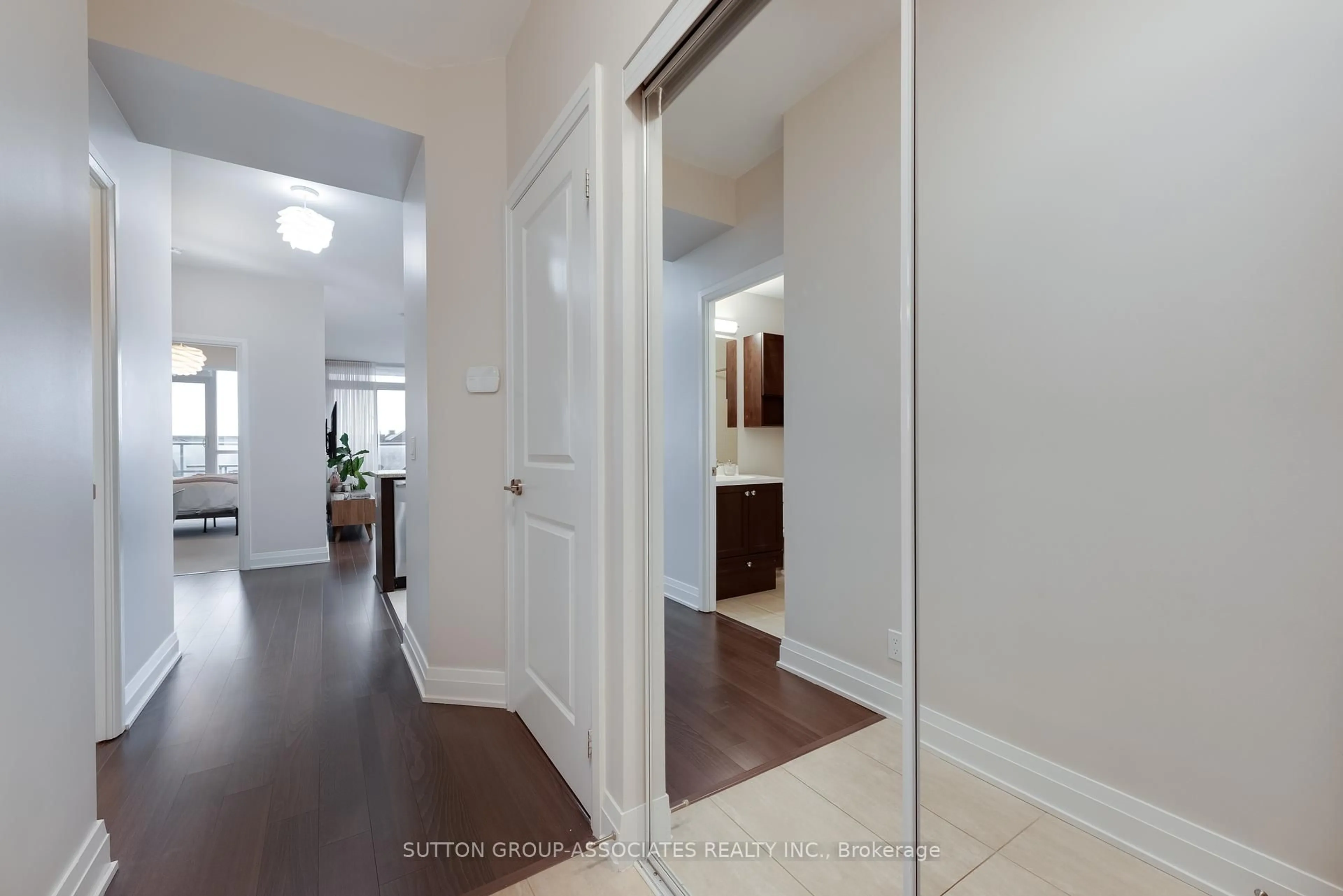 Indoor entryway for 530 St Clair Ave #401, Toronto Ontario M6C 0A2