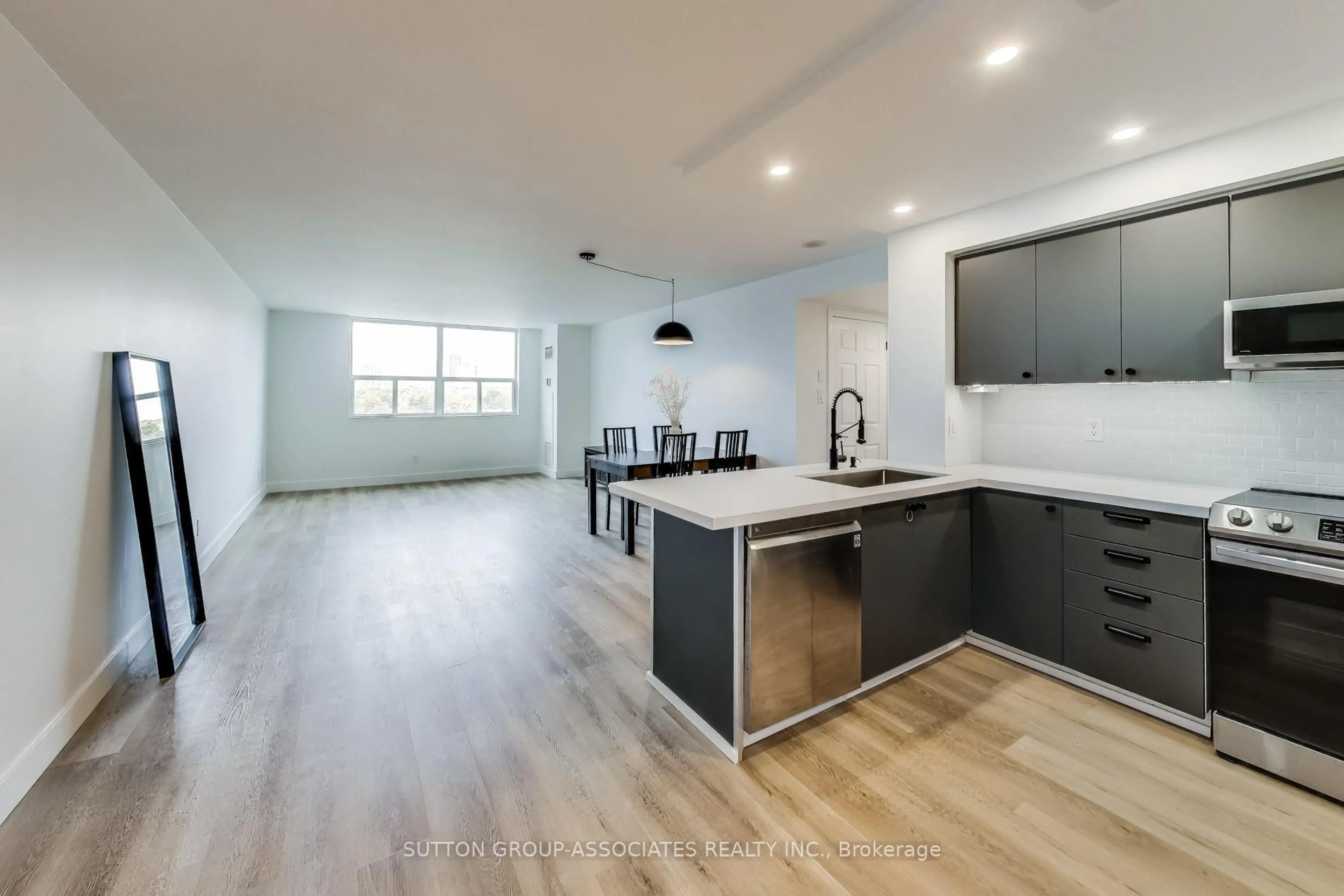 Open concept kitchen, wood/laminate floor for 323 Richmond St #818, Toronto Ontario M5A 4R3