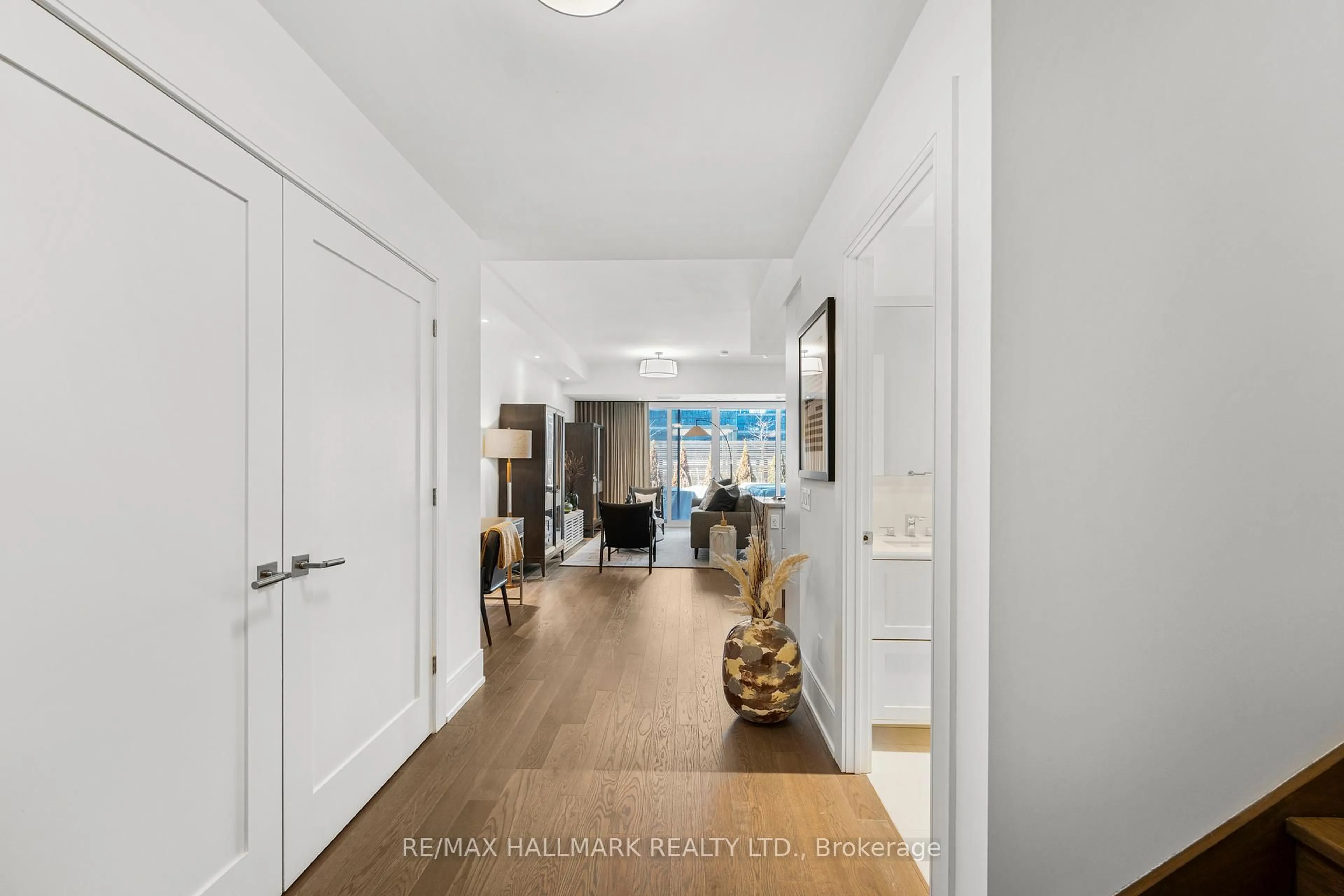 Indoor entryway for 480 Front St #516, Toronto Ontario M5V 0V5