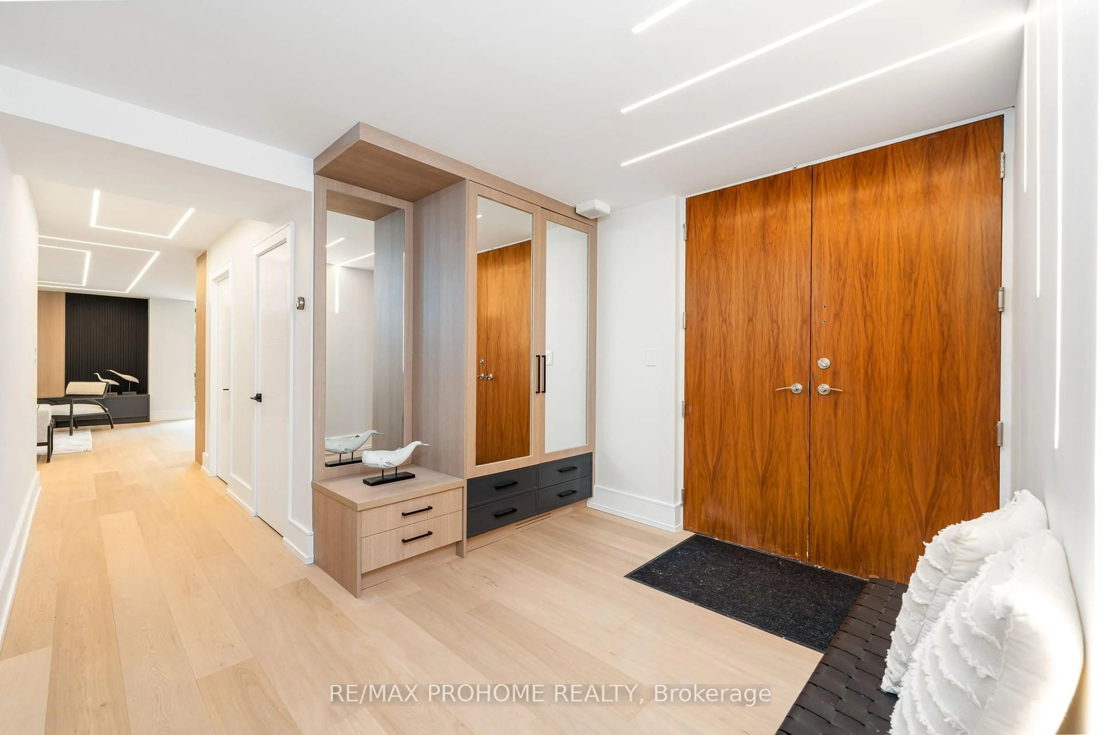 Indoor entryway for 66 Collier St #2D, Toronto Ontario M4W 1L9