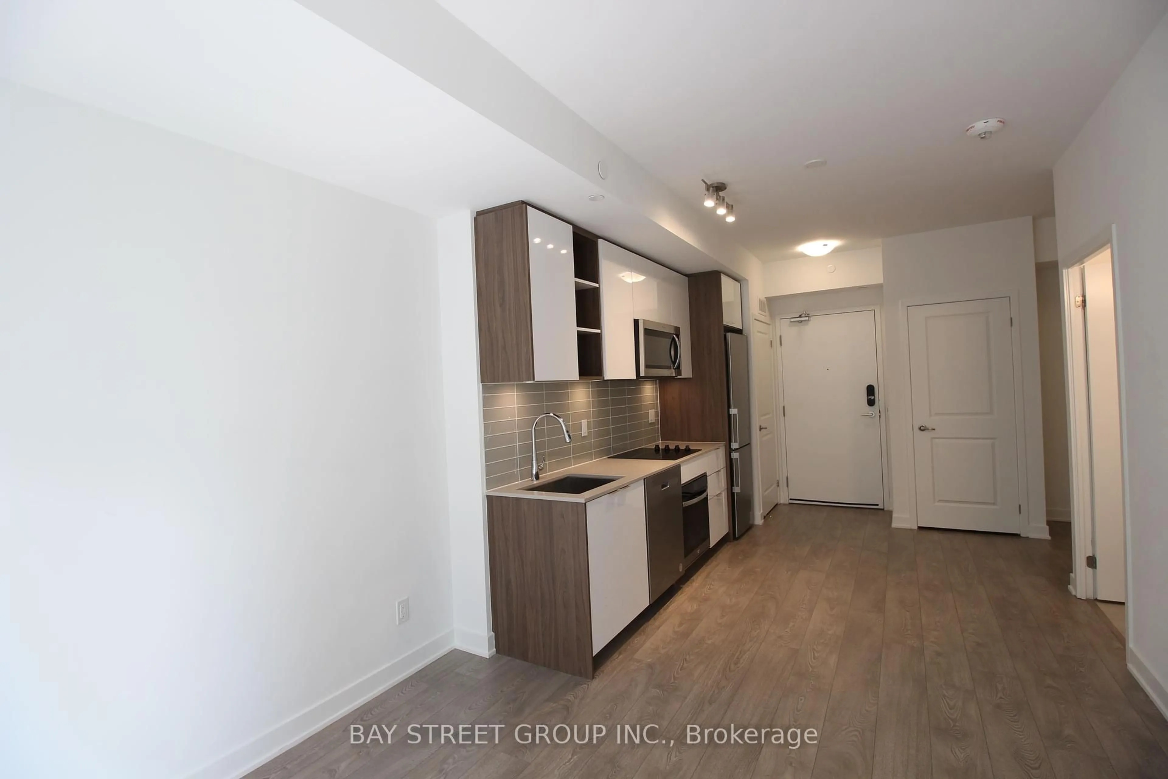 Standard kitchen, unknown for 543 Richmond St #814, Toronto Ontario M5V 1Y6