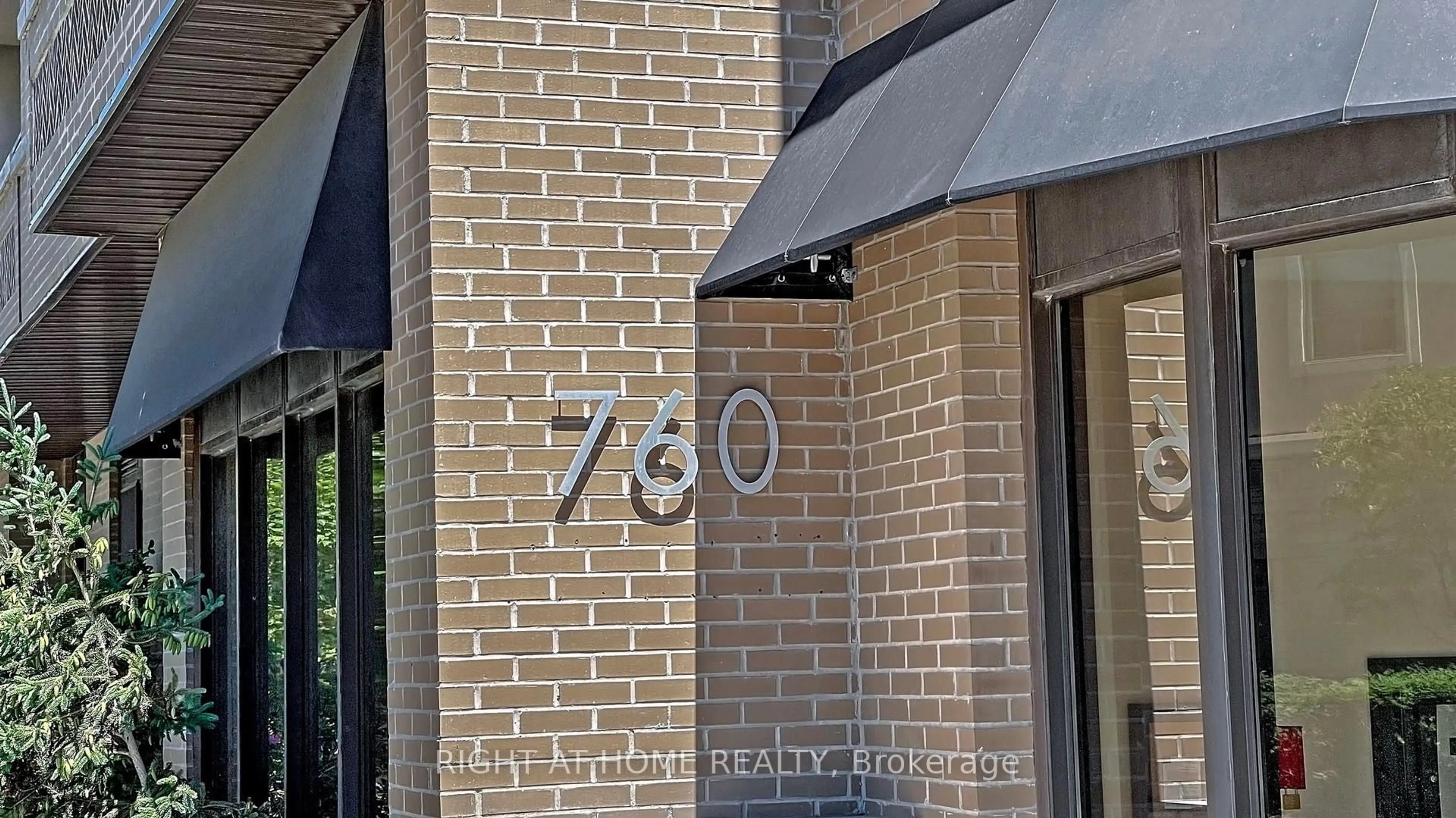 Indoor foyer for 760 Sheppard Ave #212, Toronto Ontario M3H 0B3