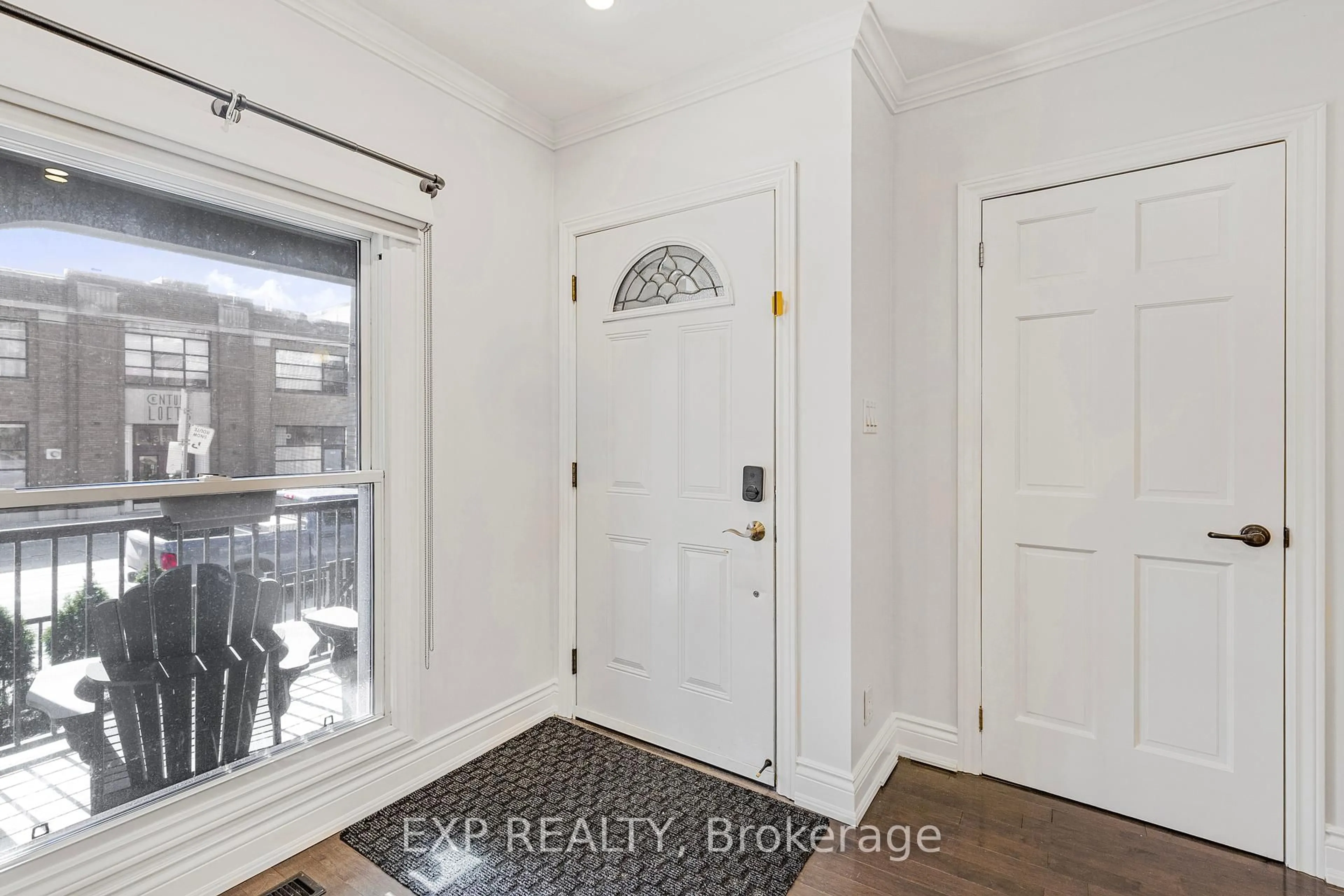 Indoor entryway for 366 Dundas St, Toronto Ontario M5A 2A3