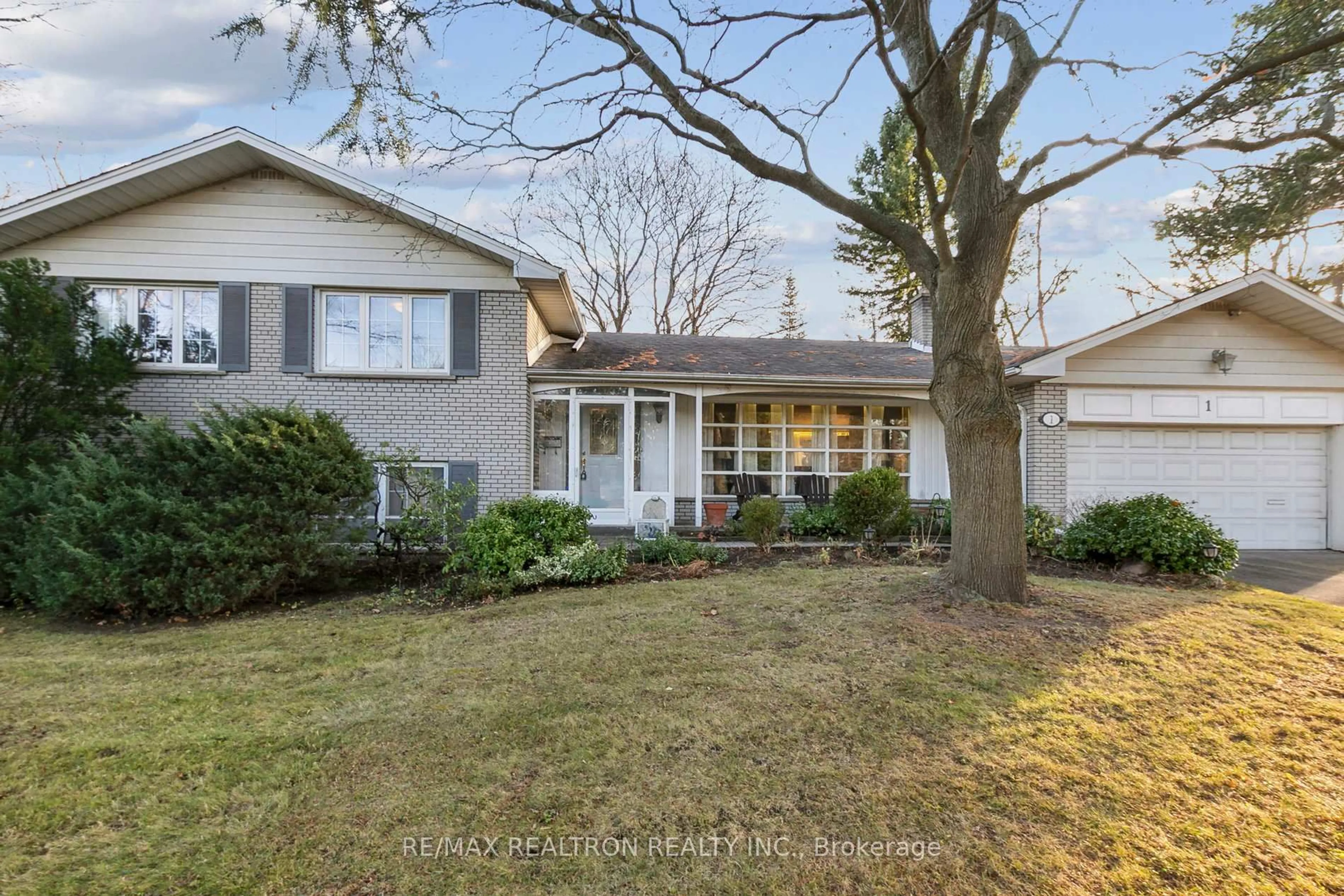 Home with vinyl exterior material, street for 1 Wilket Rd, Toronto Ontario M2L 1N7