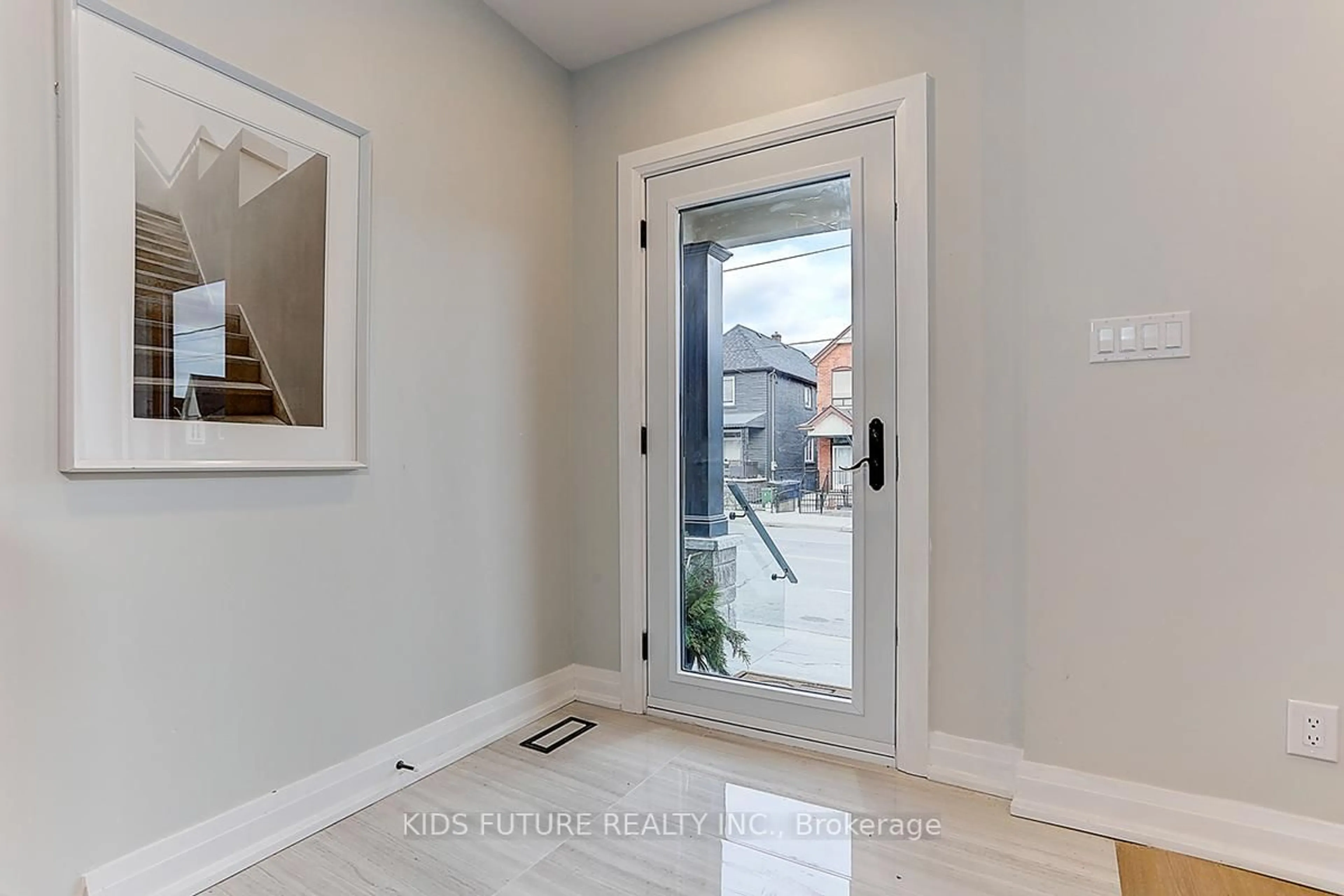 Indoor entryway for 564 Dufferin St, Toronto Ontario M6K 2A9