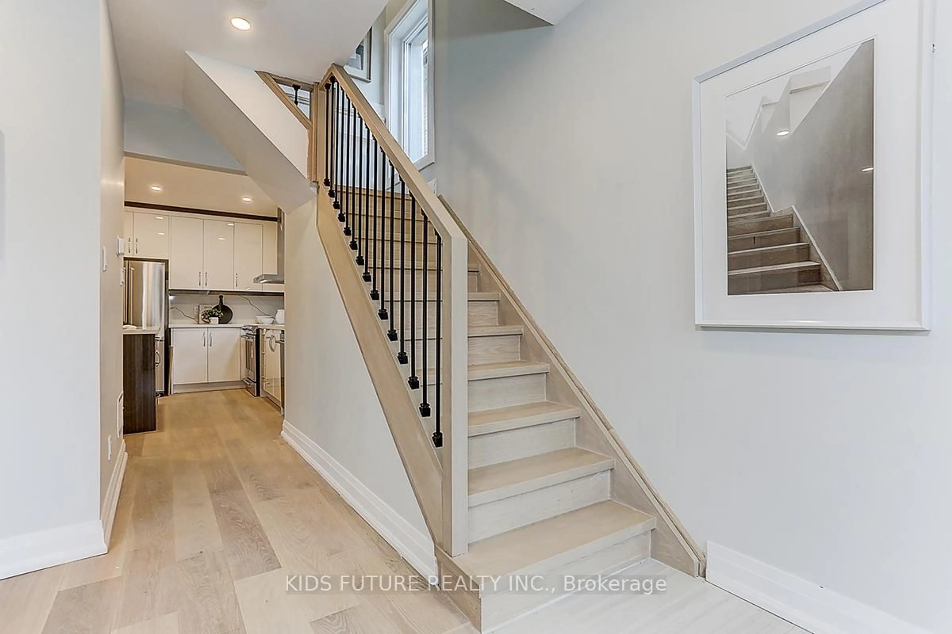 Stairs for 564 Dufferin St, Toronto Ontario M6K 2A9