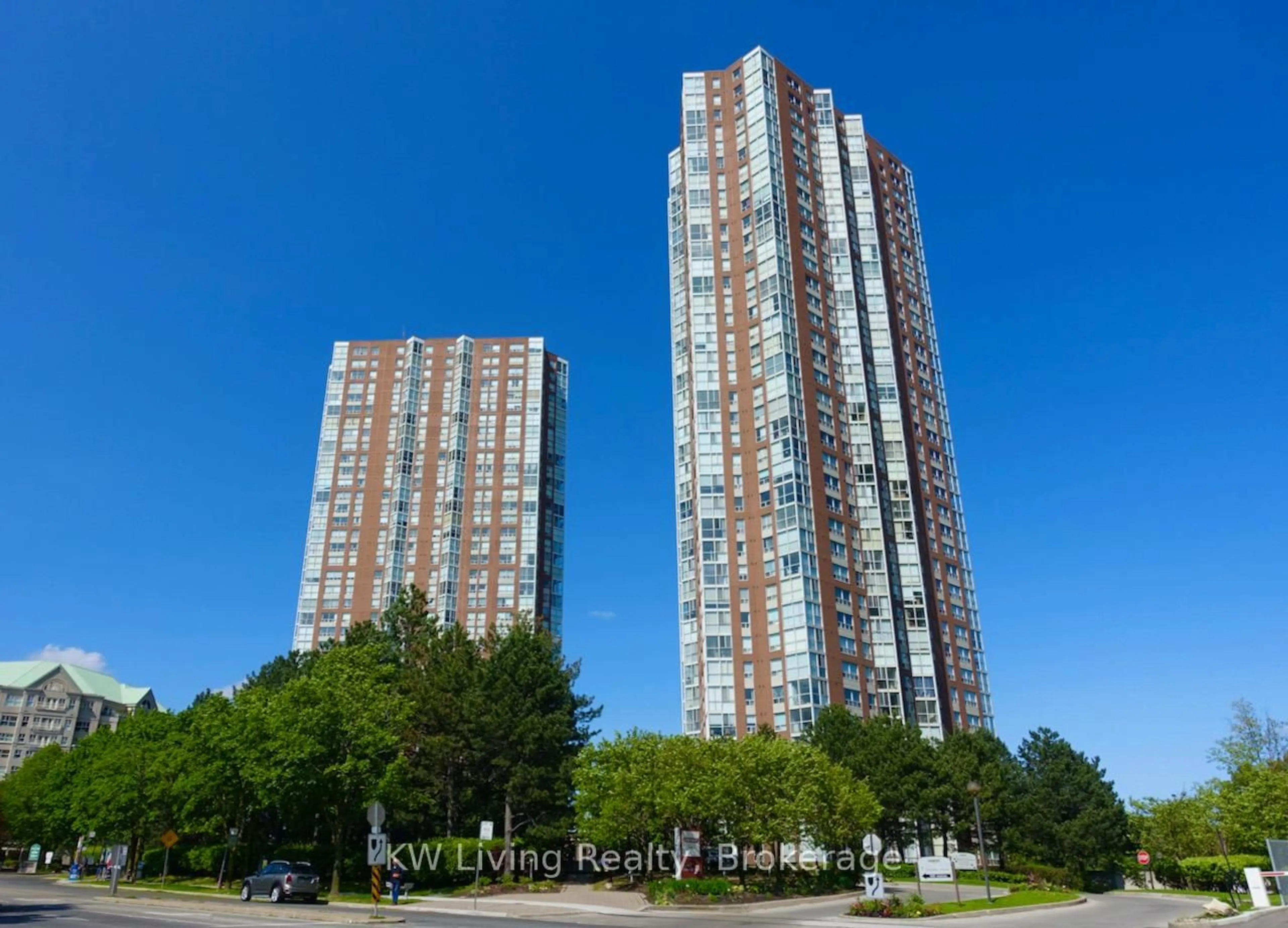 A pic from outside/outdoor area/front of a property/back of a property/a pic from drone, building for 7 Concorde Pl #2112, Toronto Ontario M3C 3N4