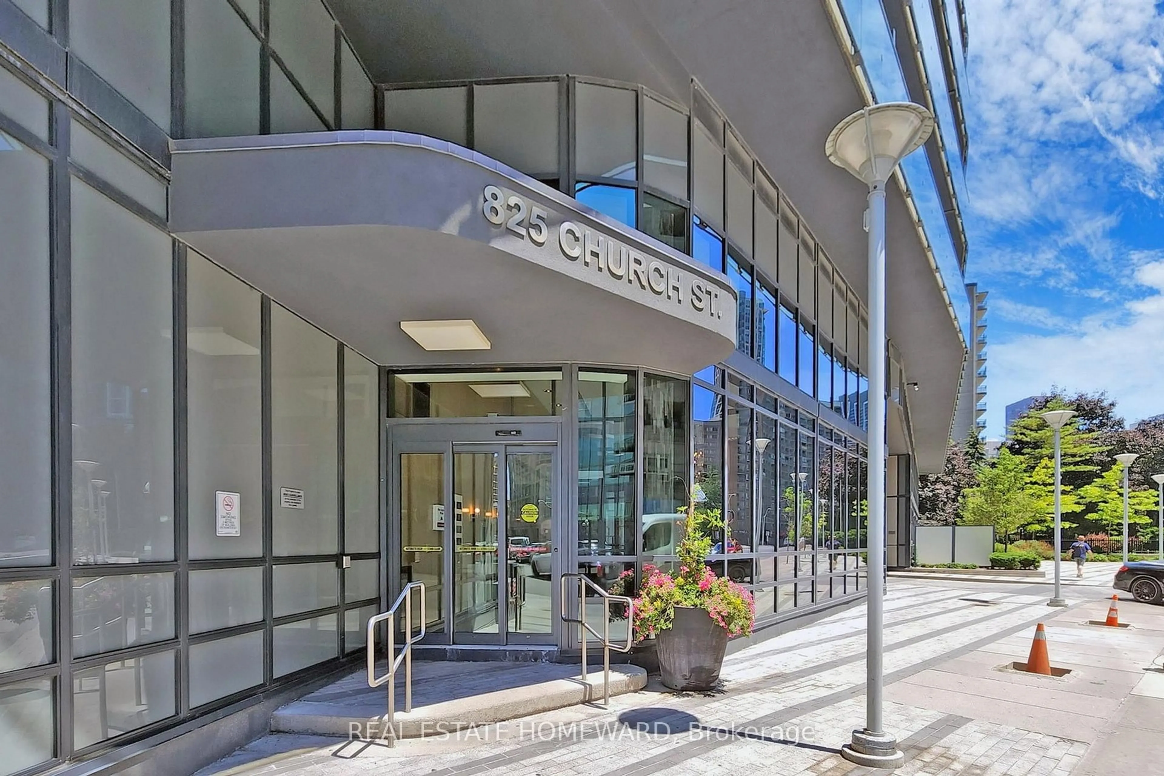 Indoor foyer for 825 Church St #506, Toronto Ontario M4W 3Z4