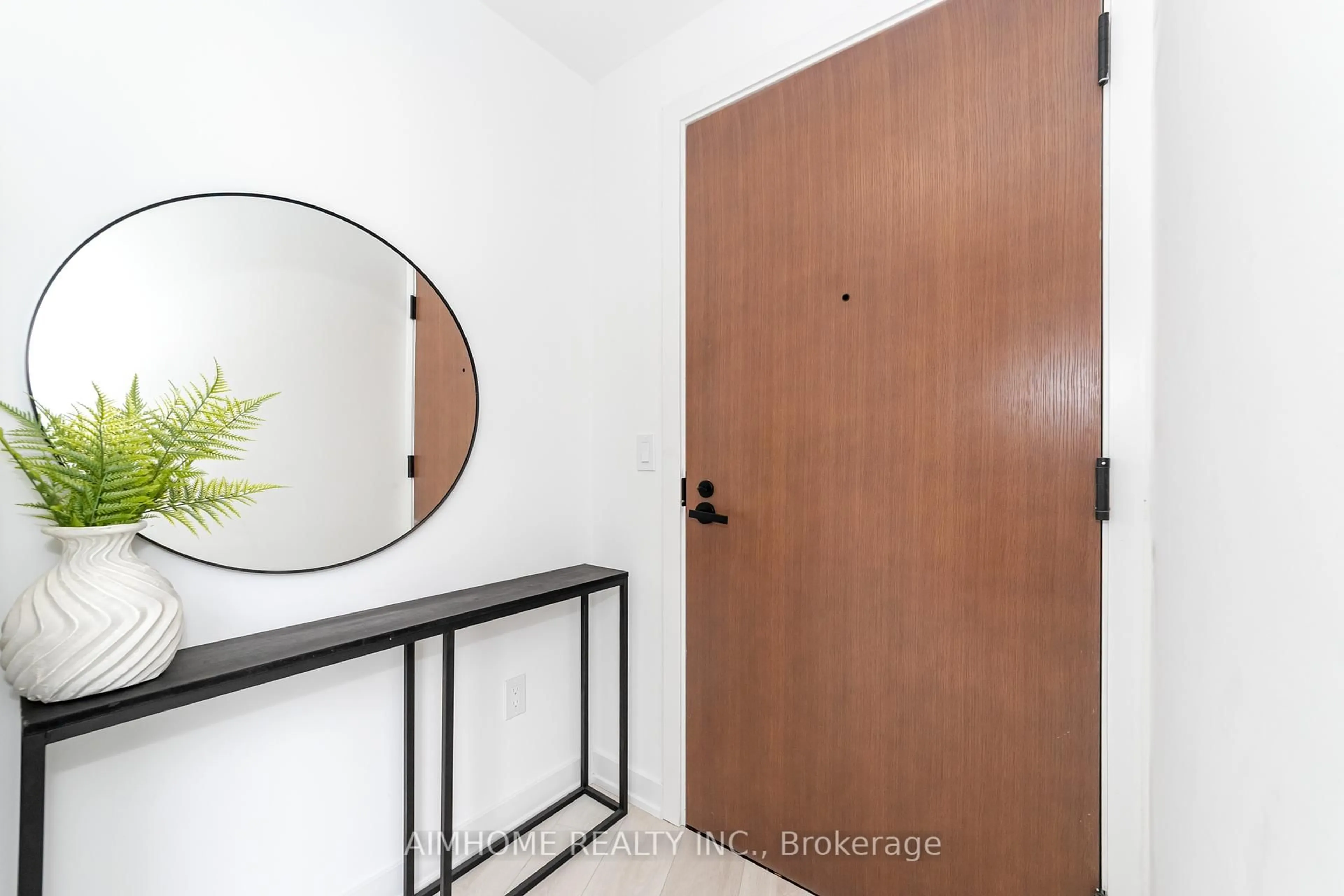 Indoor entryway for 8 Tippett Rd #1510, Toronto Ontario M3H 0E7
