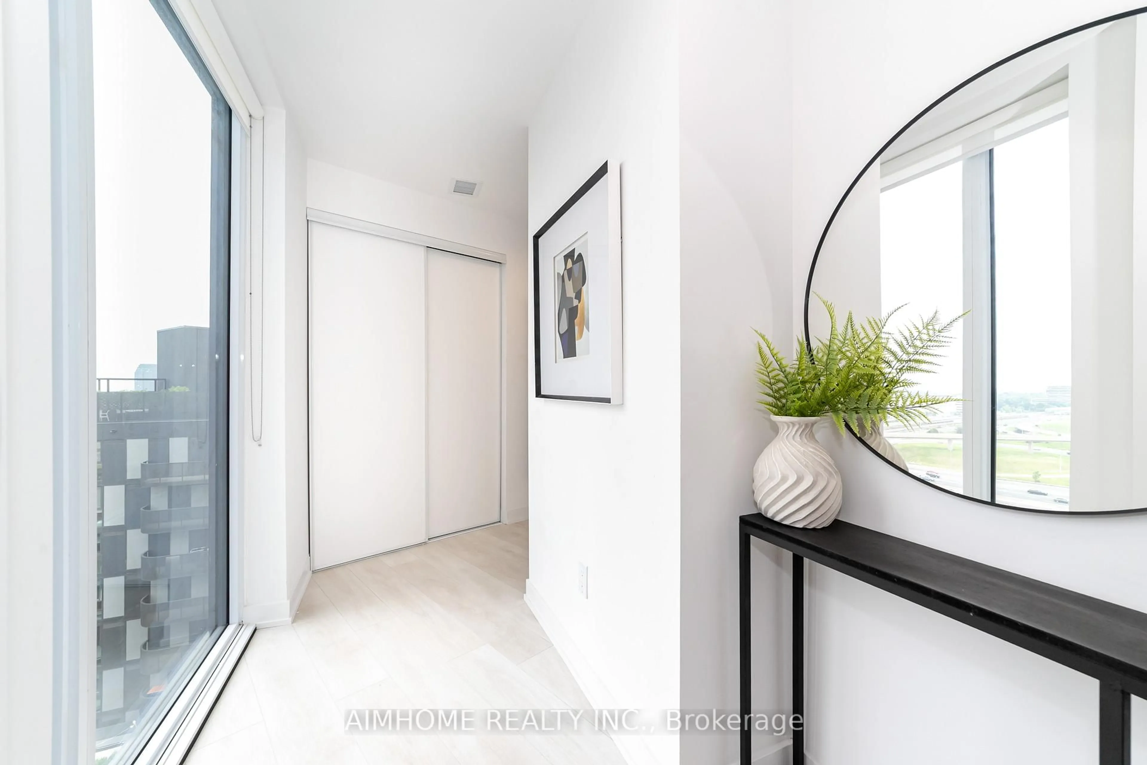 Indoor entryway for 8 Tippett Rd #1510, Toronto Ontario M3H 0E7