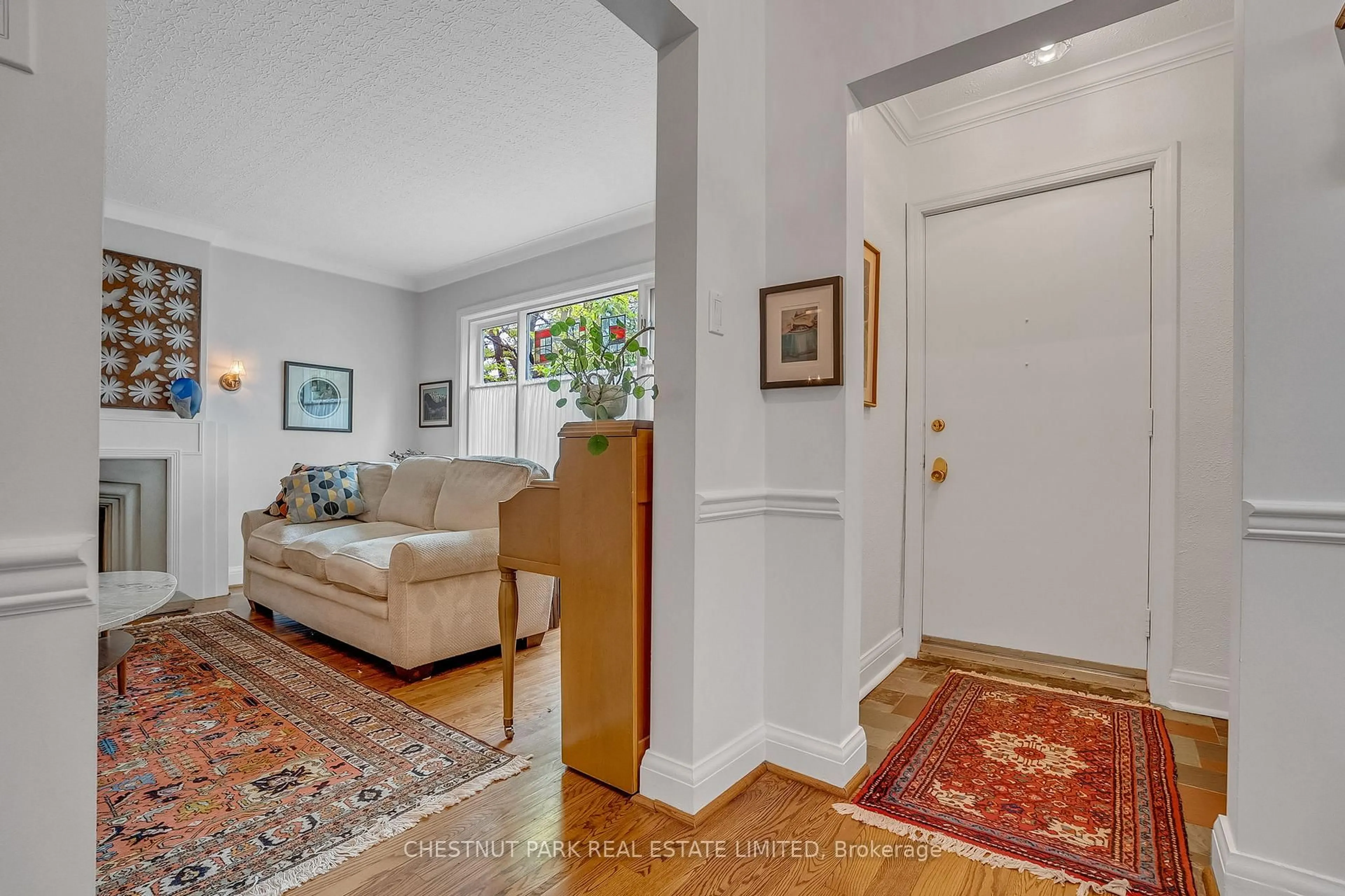 Indoor foyer for 214 Armour Blvd, Toronto Ontario M3H 1M7
