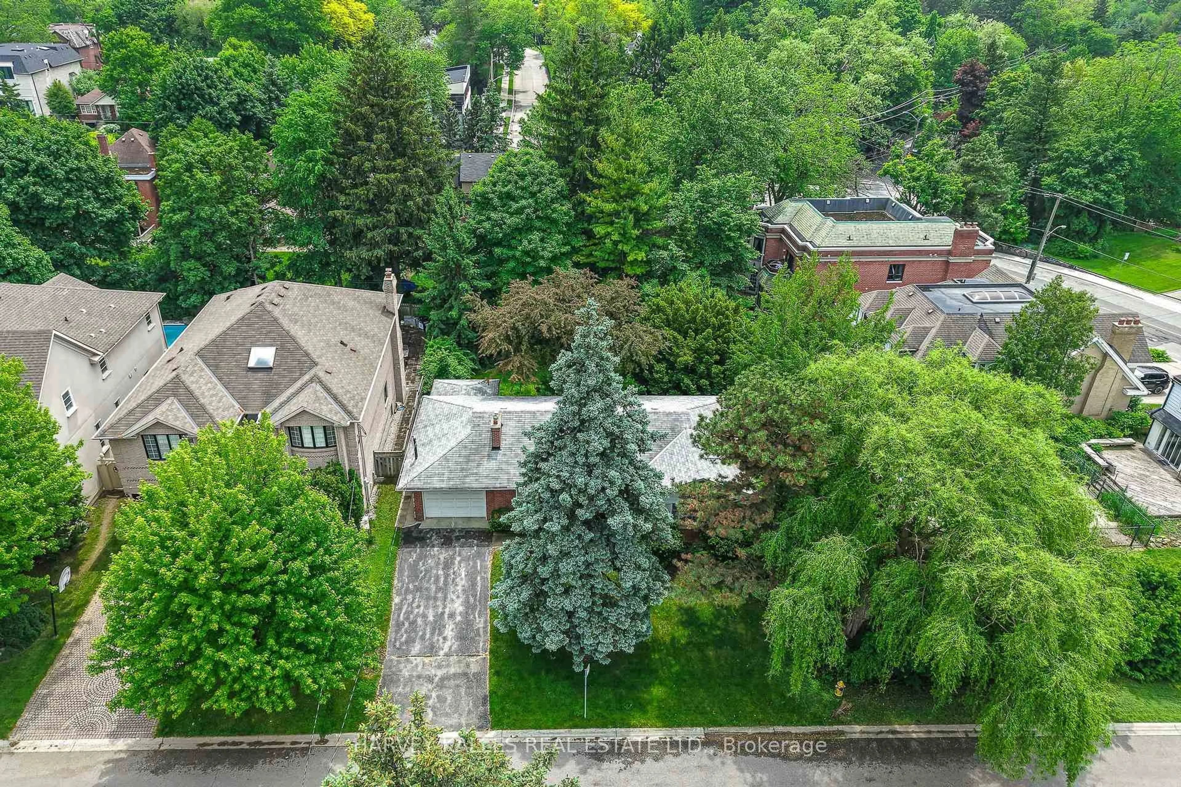 A pic from outside/outdoor area/front of a property/back of a property/a pic from drone, street for 17 Munro Blvd, Toronto Ontario M2L 1C1