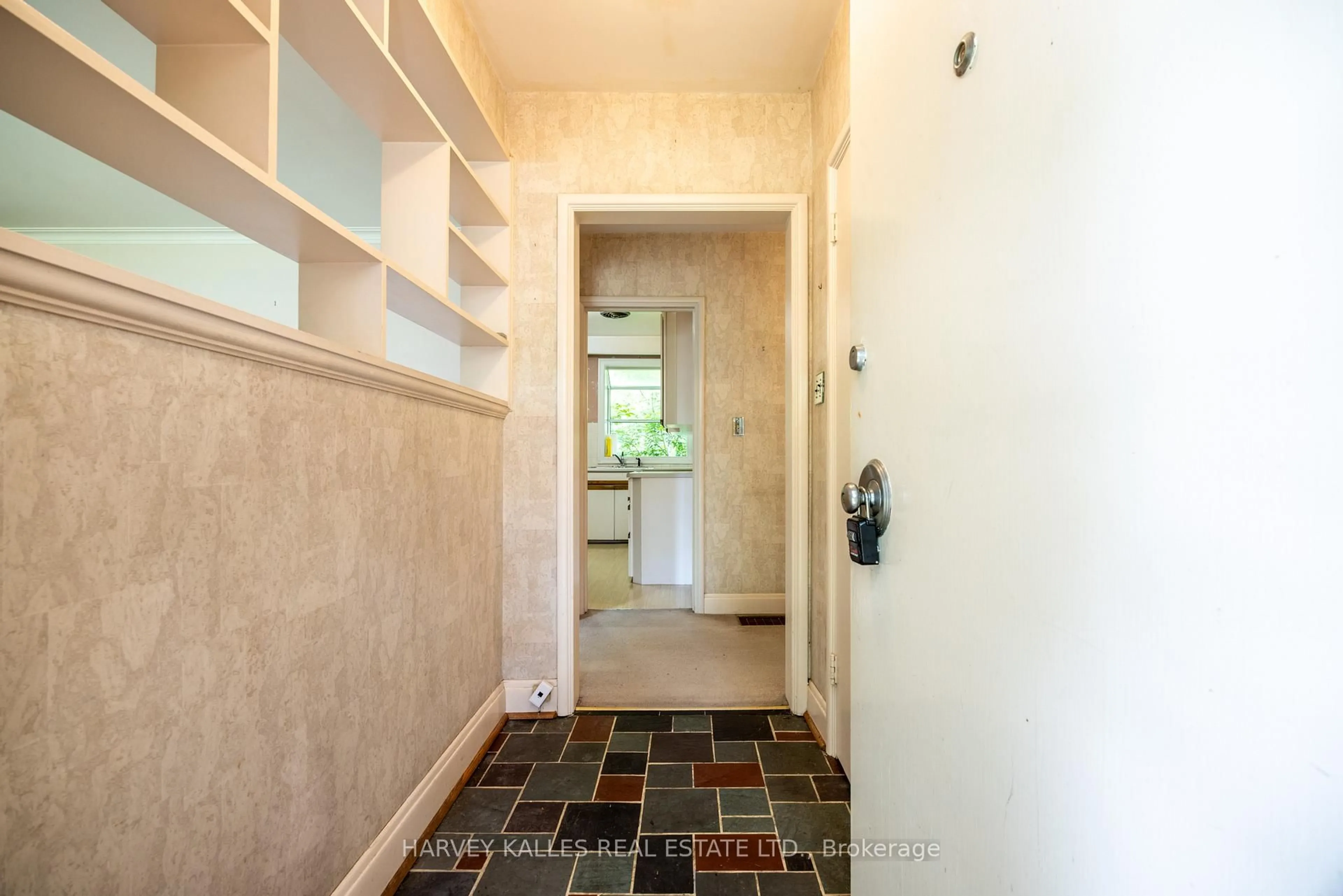 Indoor entryway for 17 Munro Blvd, Toronto Ontario M2L 1C1
