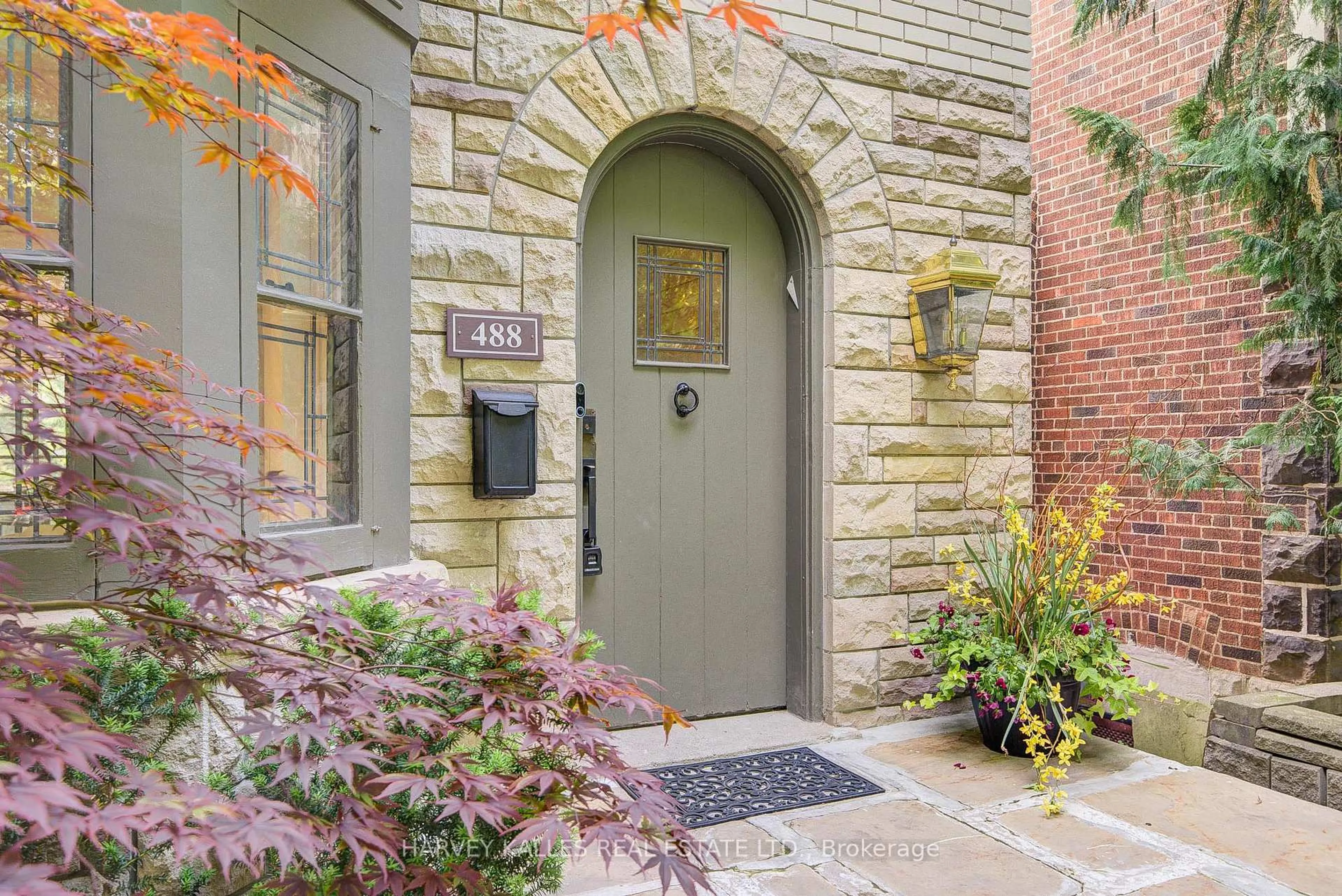 Indoor entryway for 488 St. Clements Ave, Toronto Ontario M5N 1M4