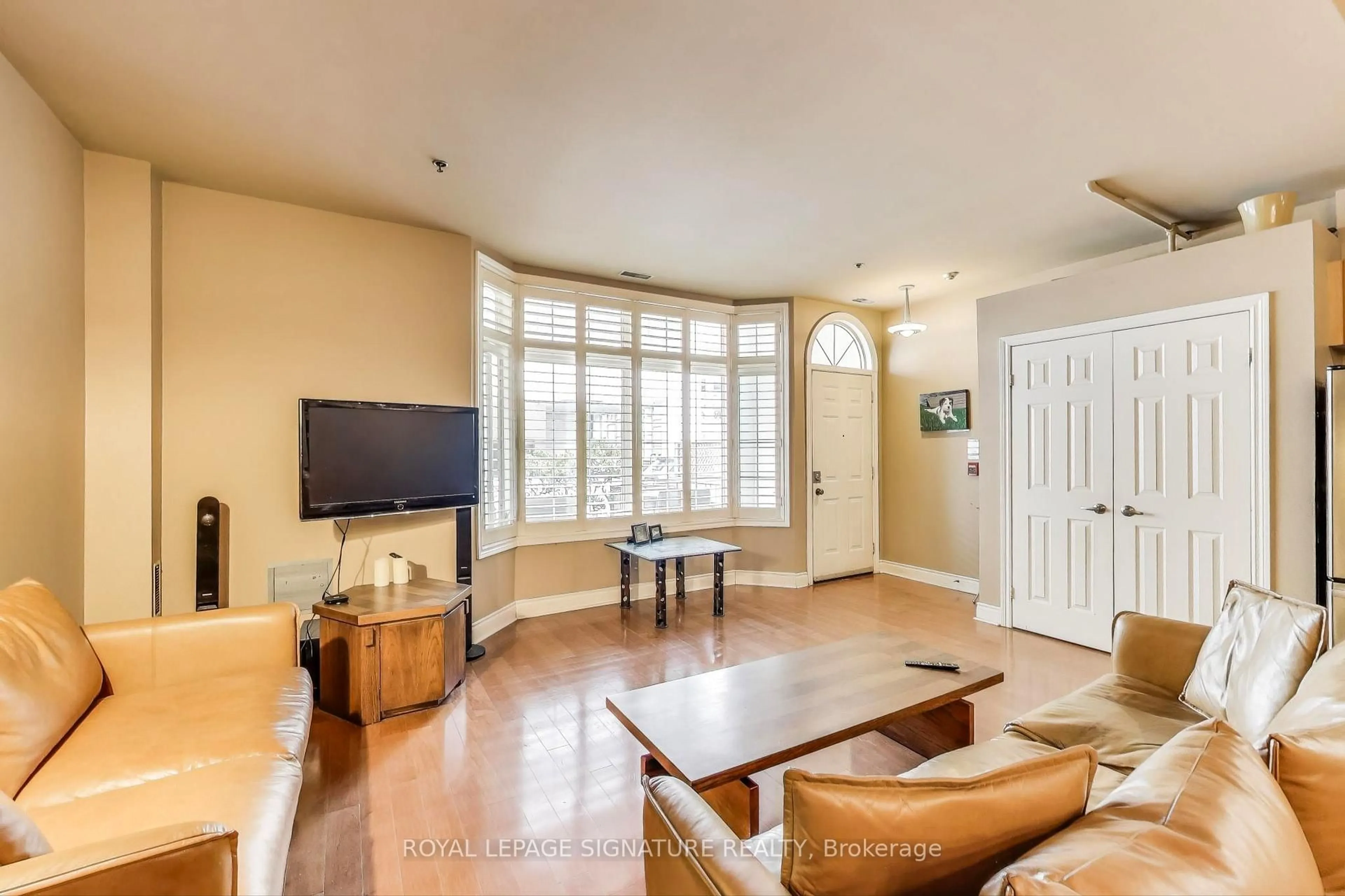 Living room with furniture, unknown for 72 St. Patrick St, Toronto Ontario M5T 1V1