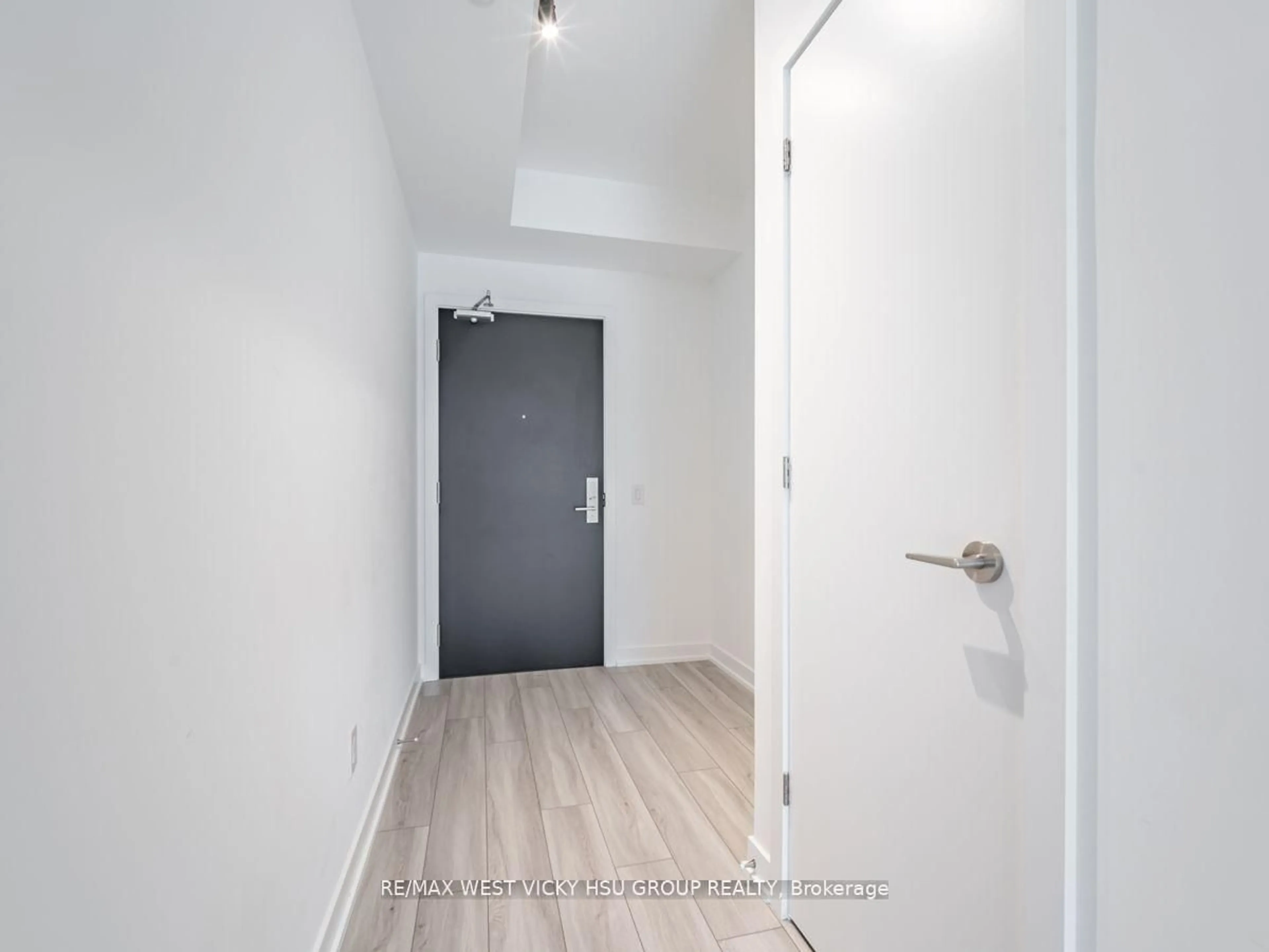 Indoor entryway for 458 Richmond St #806, Toronto Ontario M5V 0S9