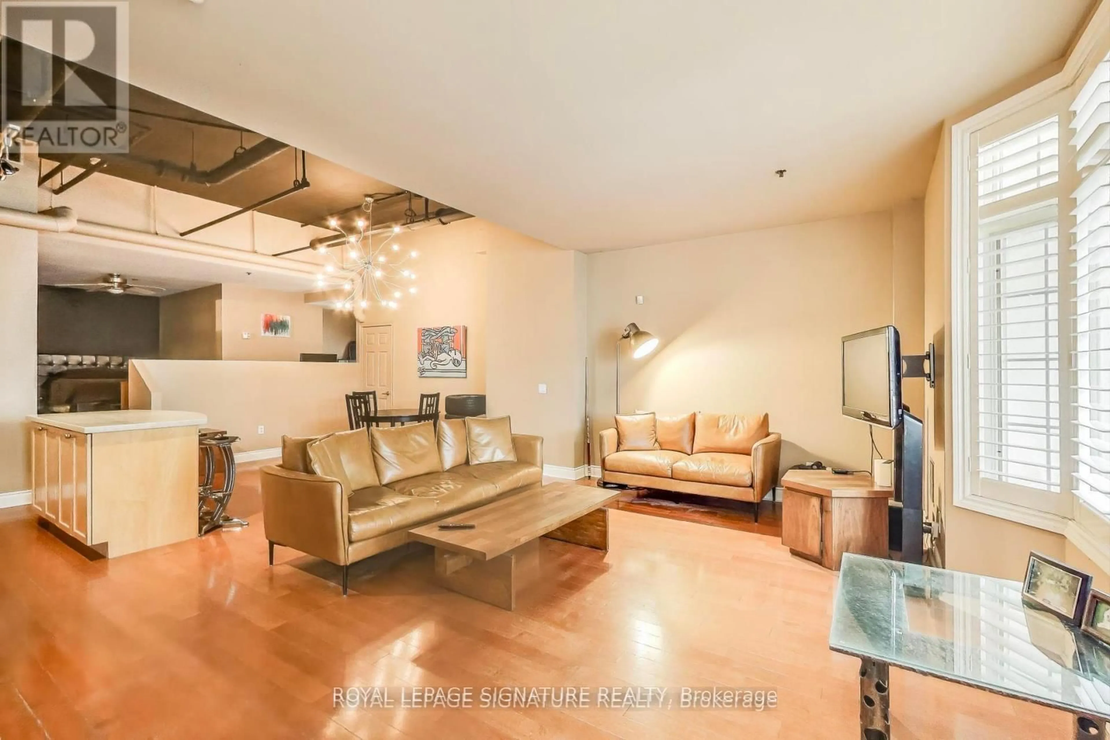 Living room with furniture, wood/laminate floor for 72 St. Patrick St, Toronto Ontario M5T 1V1