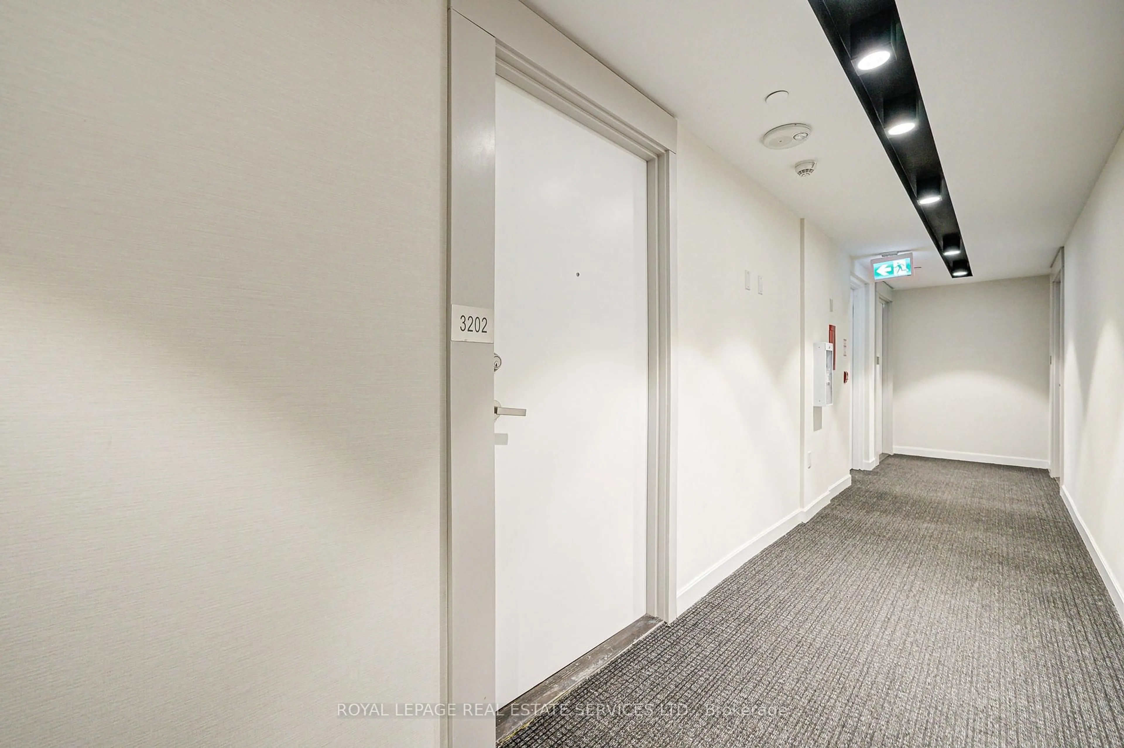Indoor foyer for 195 Redpath Ave #3202, Toronto Ontario M4P 0E4