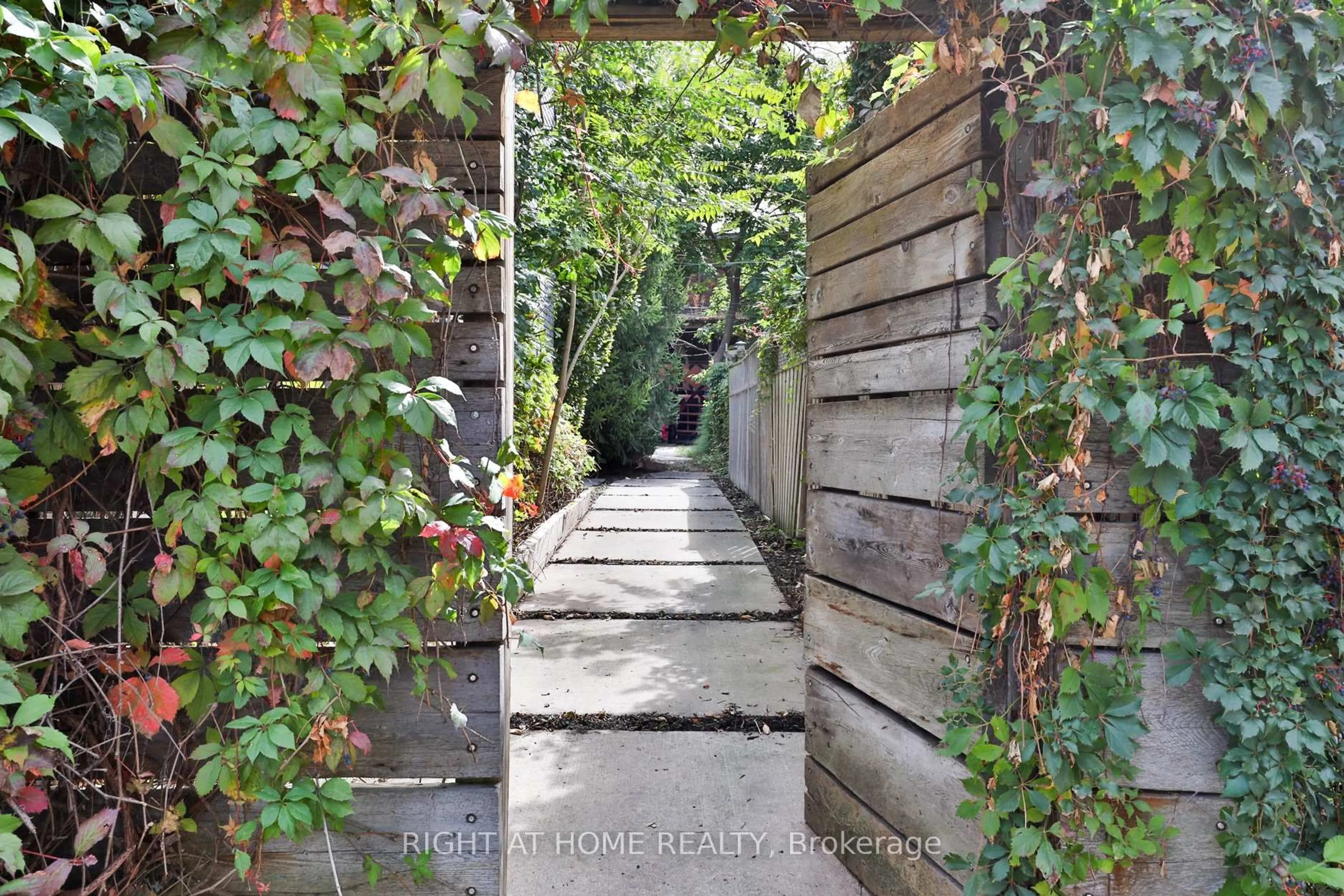 Patio, street for 660R College St, Toronto Ontario M6G 1B8