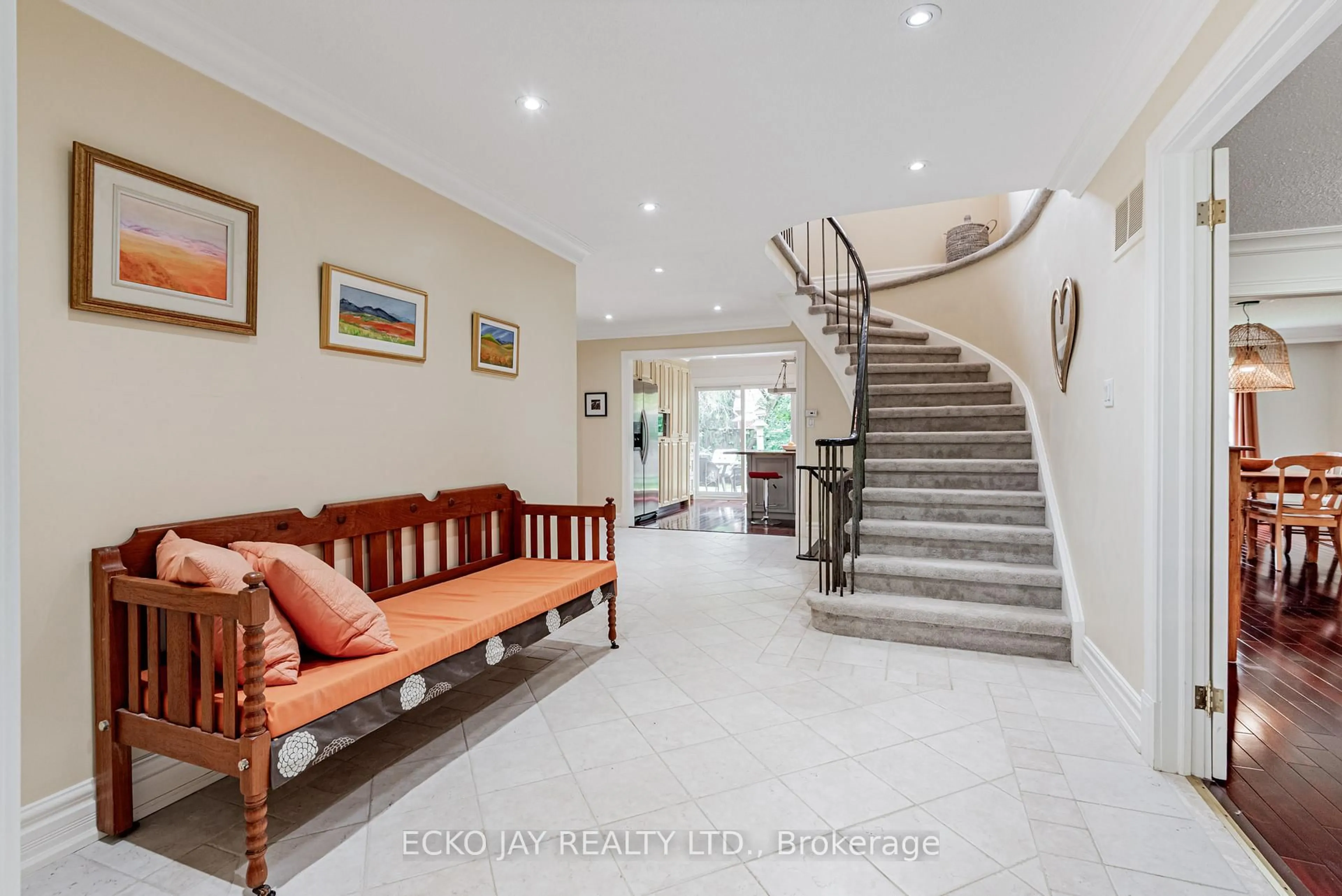 Indoor foyer for 75 Barrydale Cres, Toronto Ontario M3B 3E3