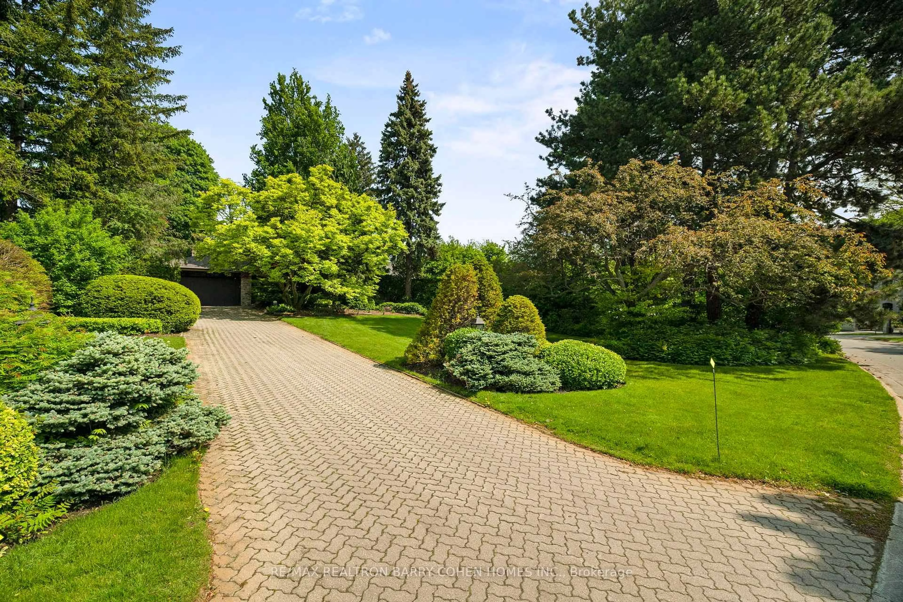 A pic from outside/outdoor area/front of a property/back of a property/a pic from drone, unknown for 88 Bayview Rdge, Toronto Ontario M2L 1E6